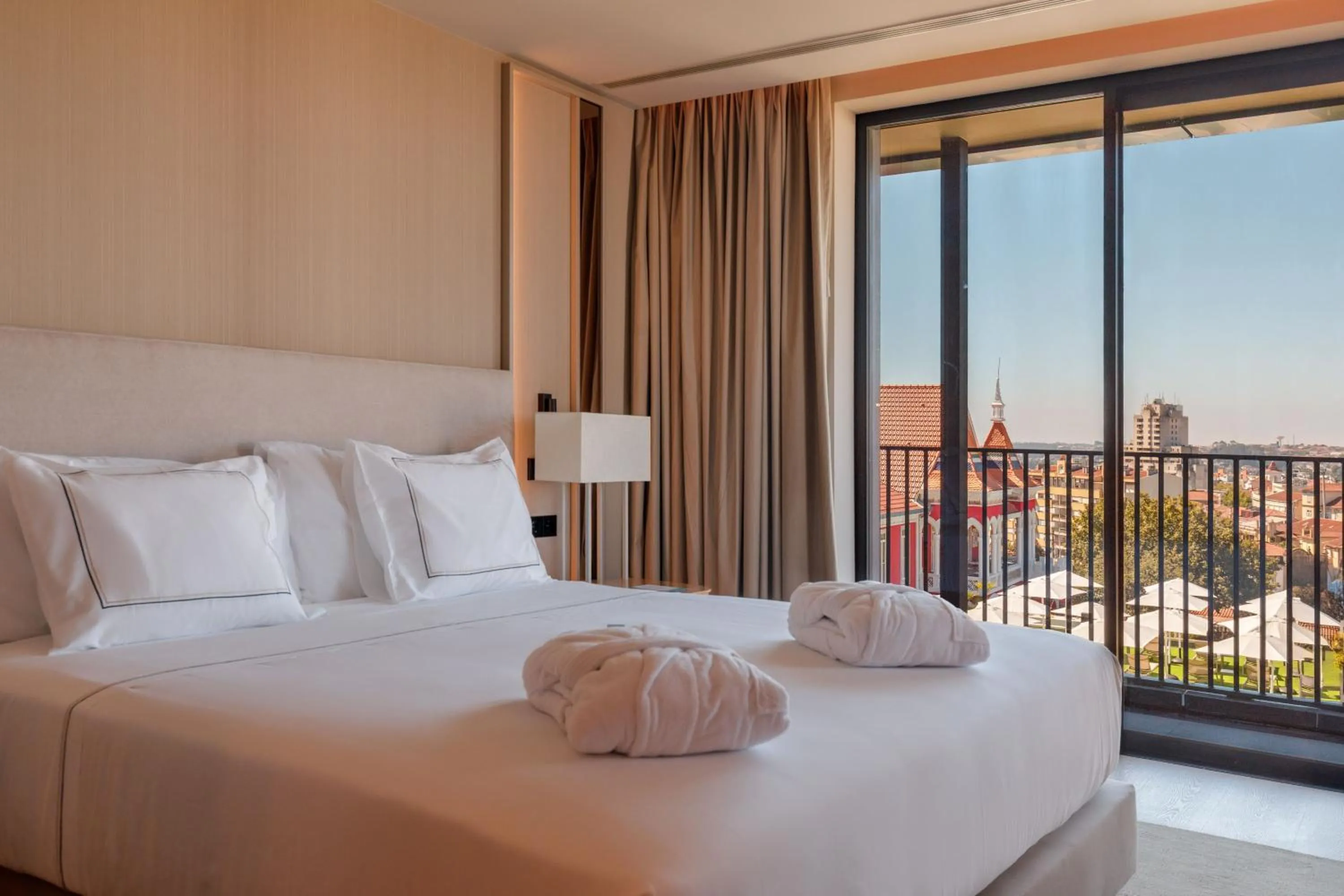 Property building, Bed in Meliá São João da Madeira