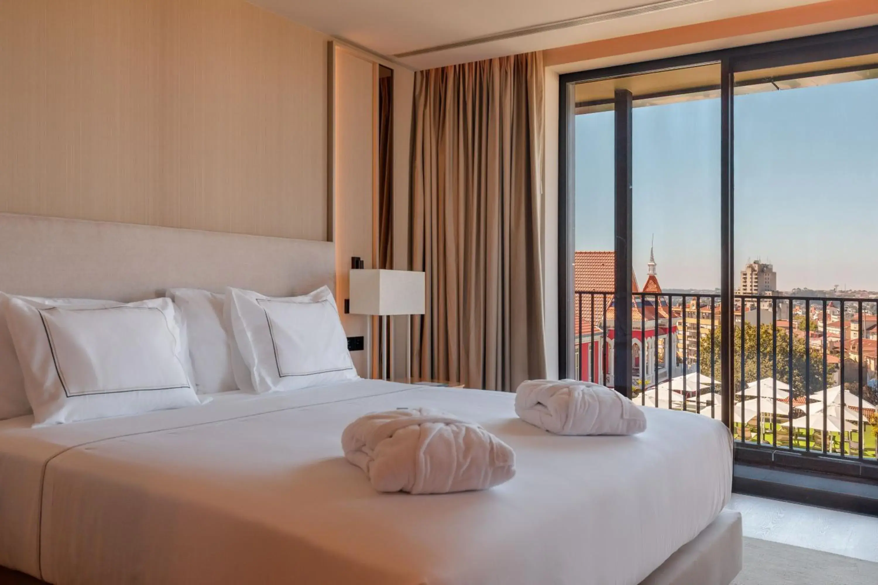 Property building, Bed in Meliá São João da Madeira Property building, Bed in Meliá São João da Madeira