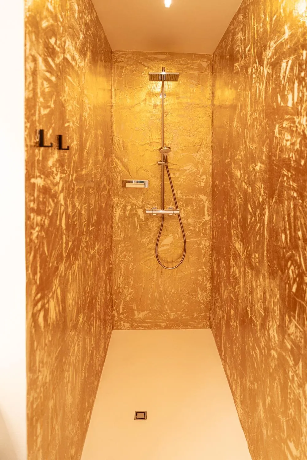 Shower in CHRIZZ Rooms