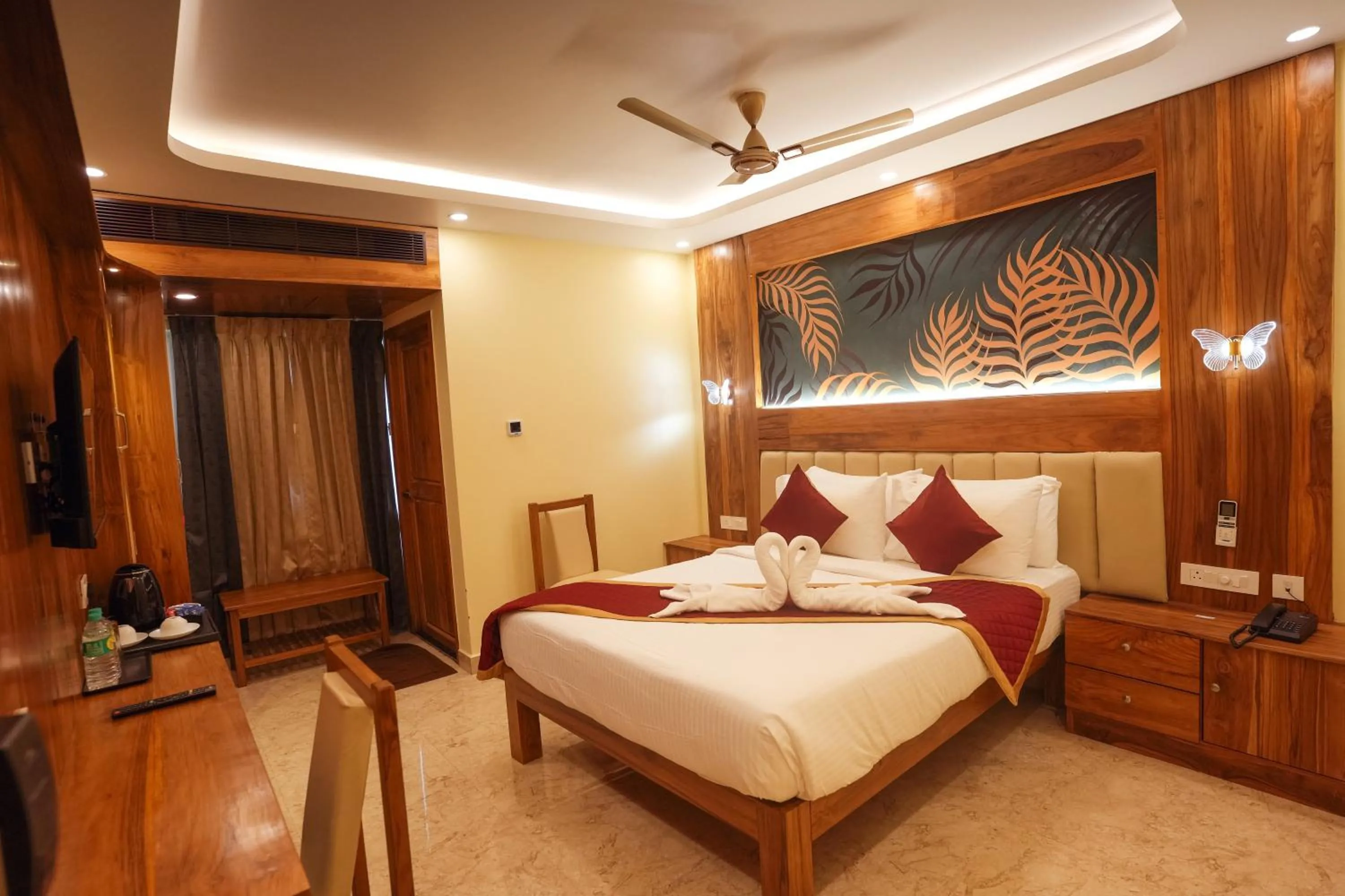 Deluxe King Room in Le Kumar Residency