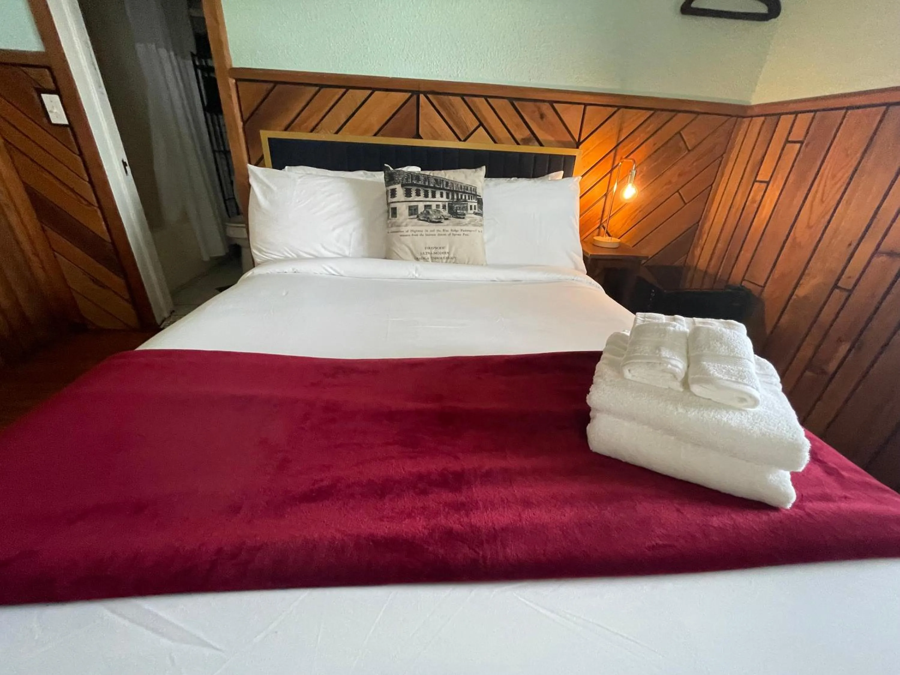 Bed in Skyline Village Inn