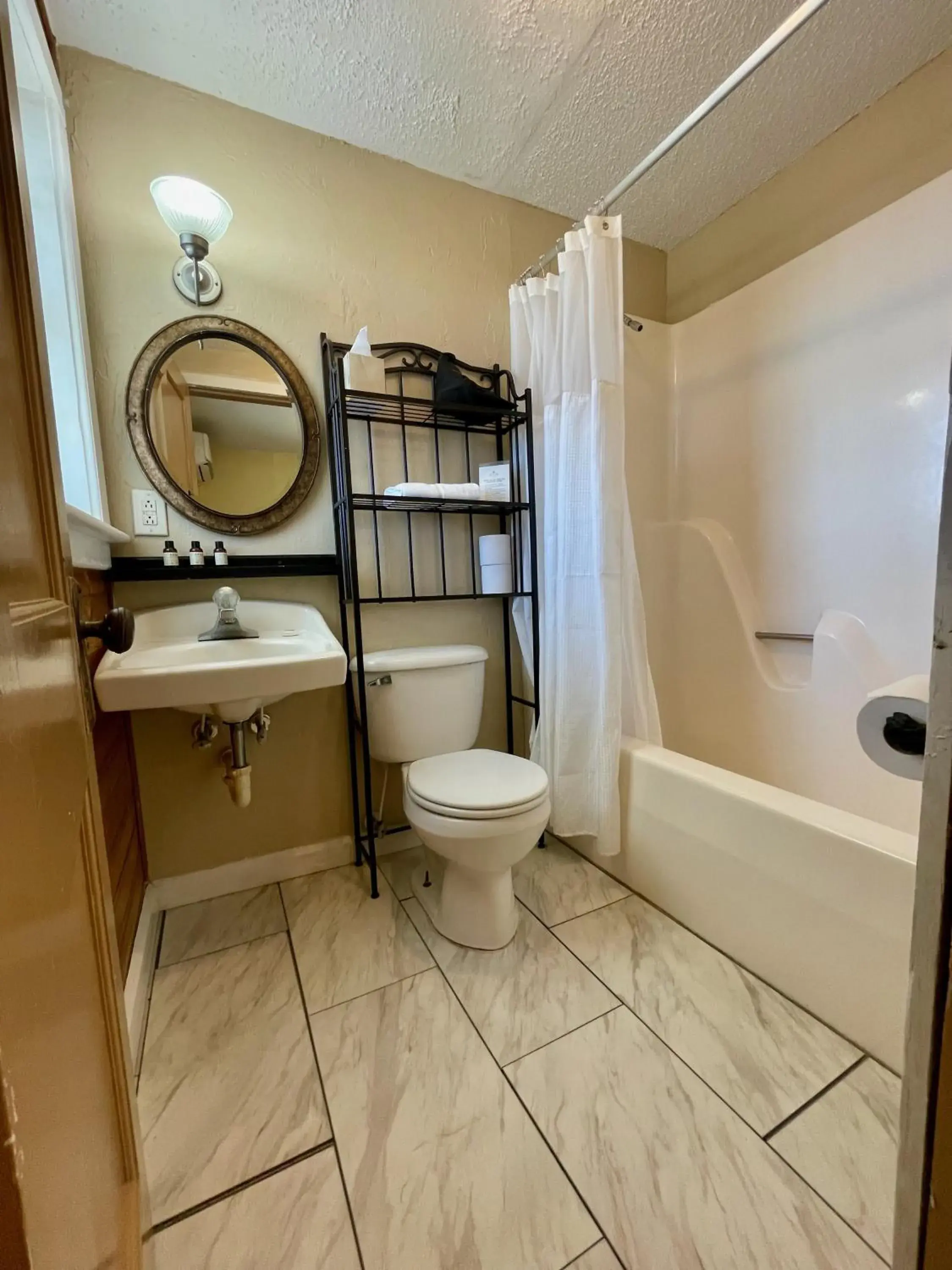 Room 204 in Skyline Village Inn Room 204 in Skyline Village Inn