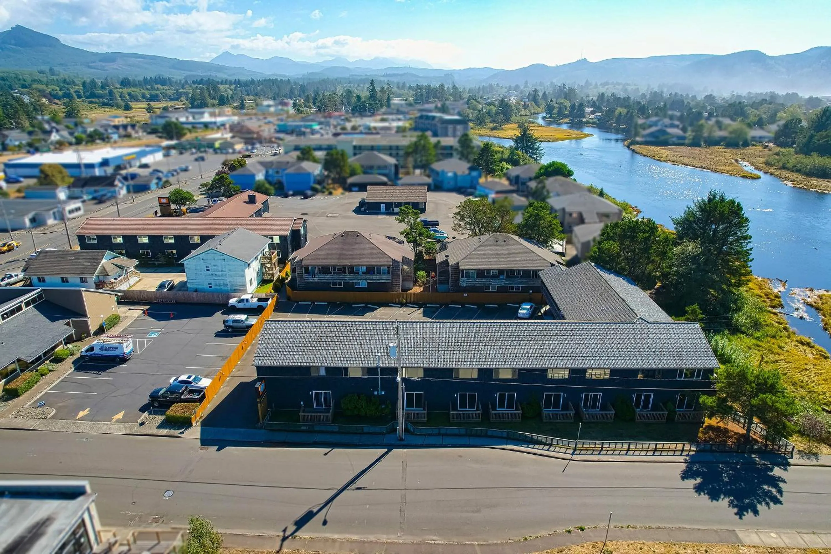 Facade/entrance in Coast River Inn by OYO Seaside
