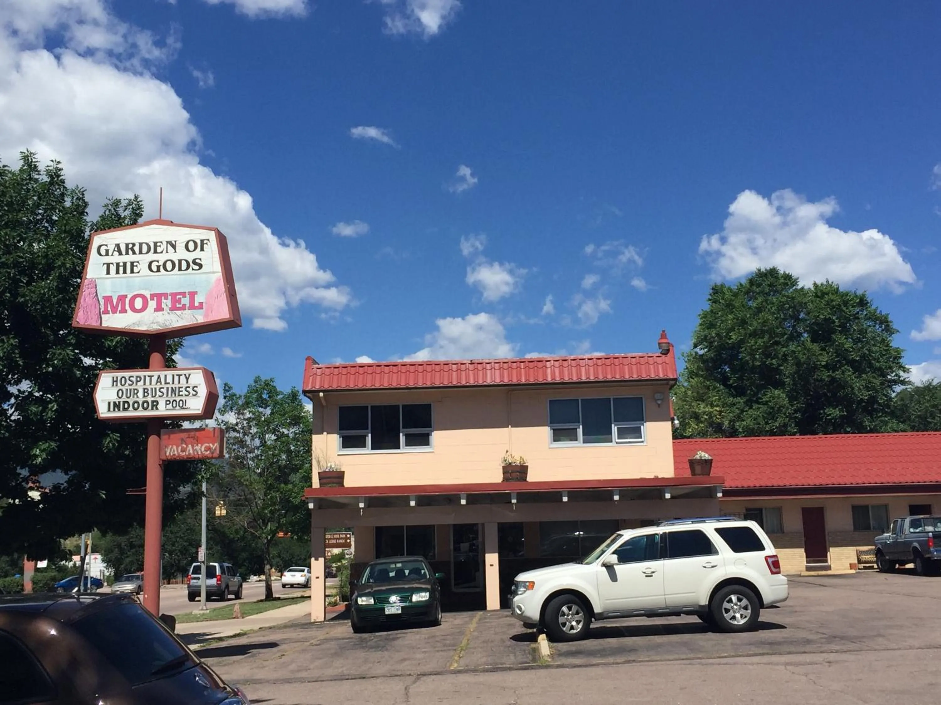 Facade/entrance in Garden of the Gods Motel