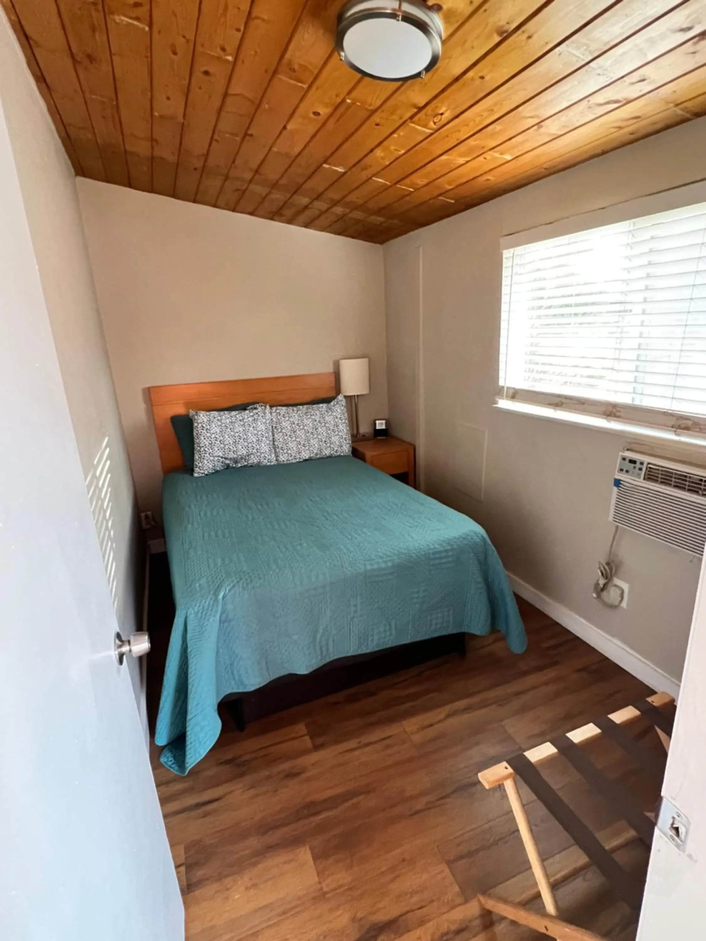 Bed in Garden of the Gods Motel