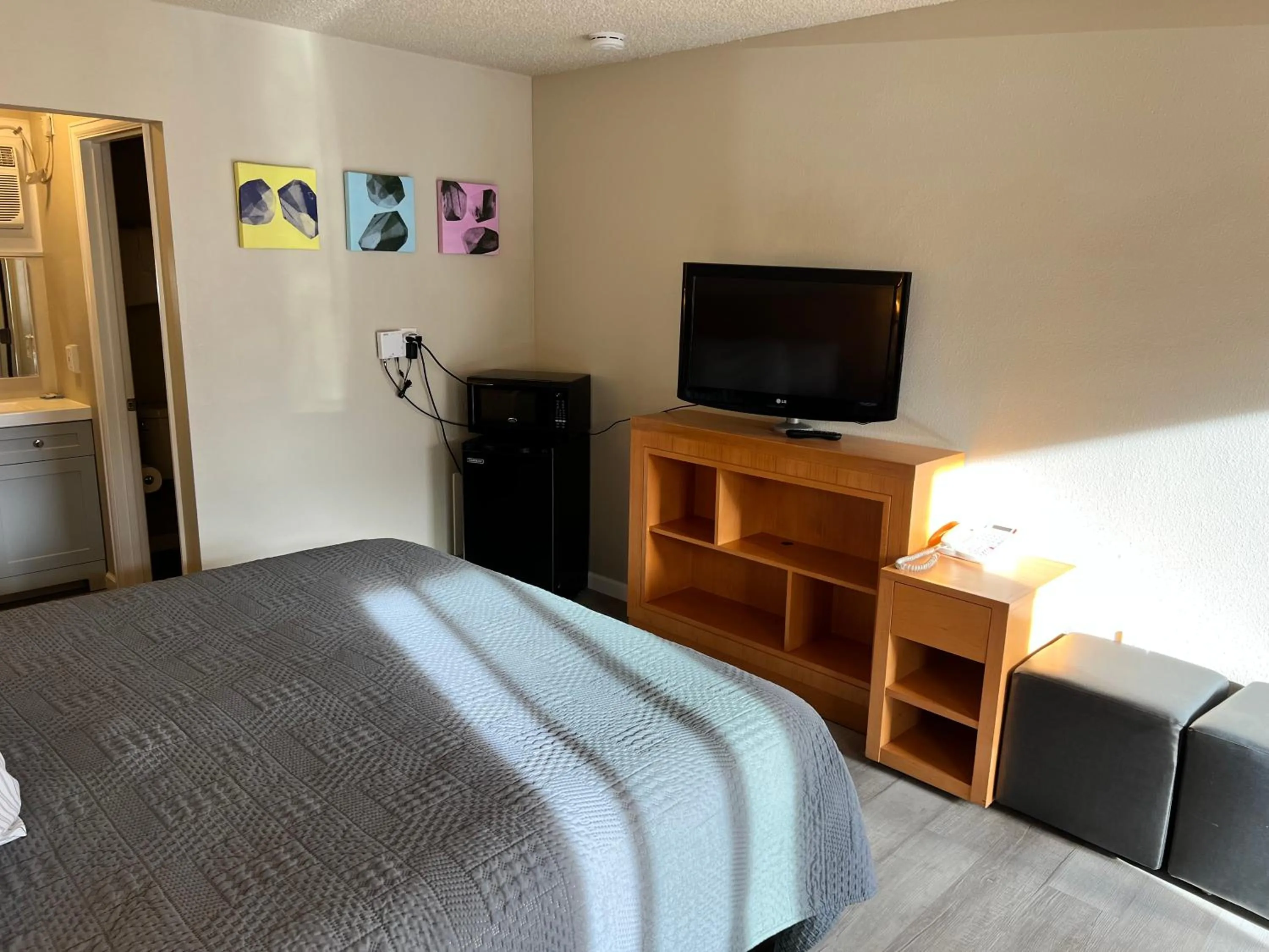 Bed in Garden of the Gods Motel