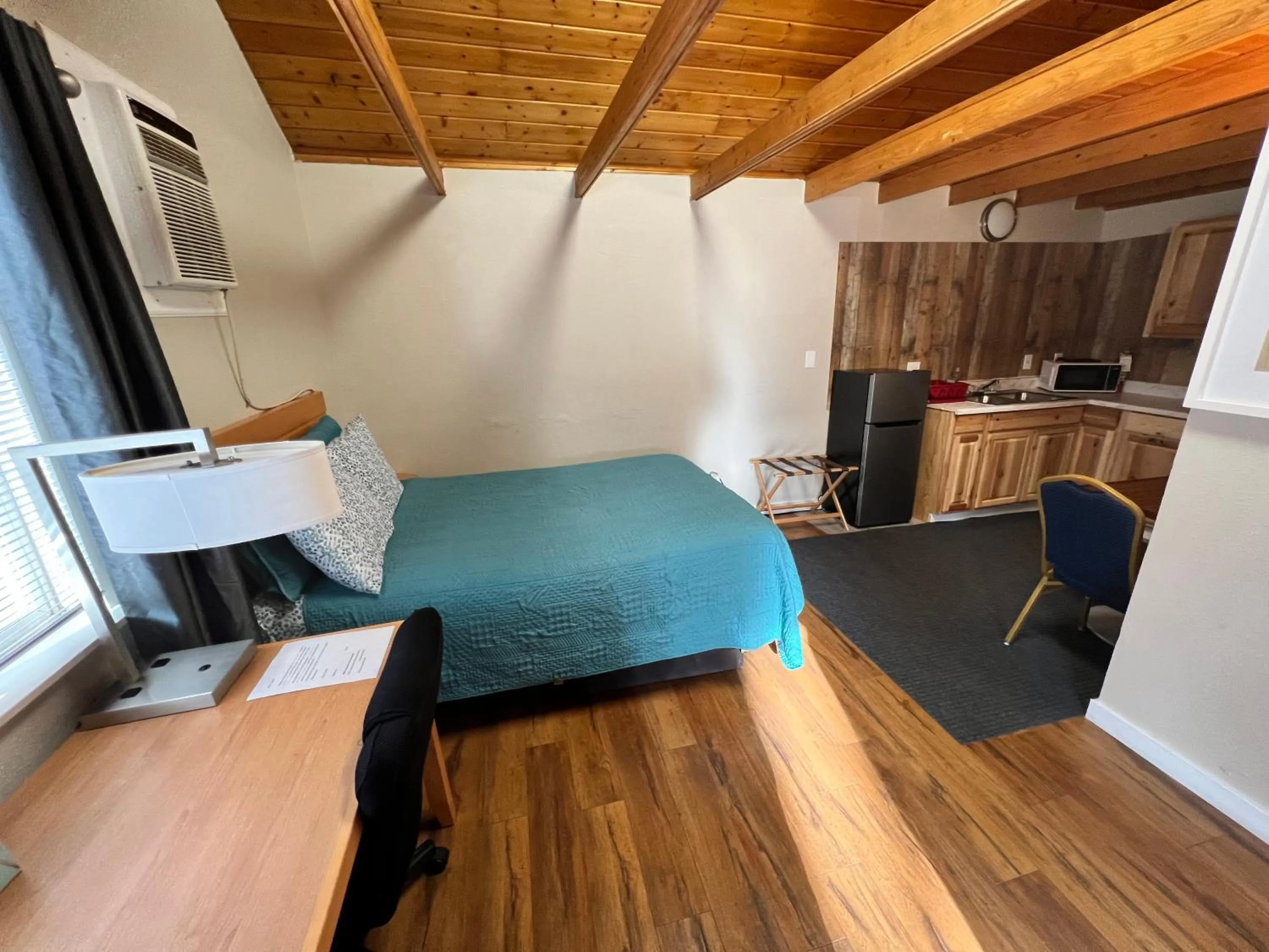 Bed in Garden of the Gods Motel