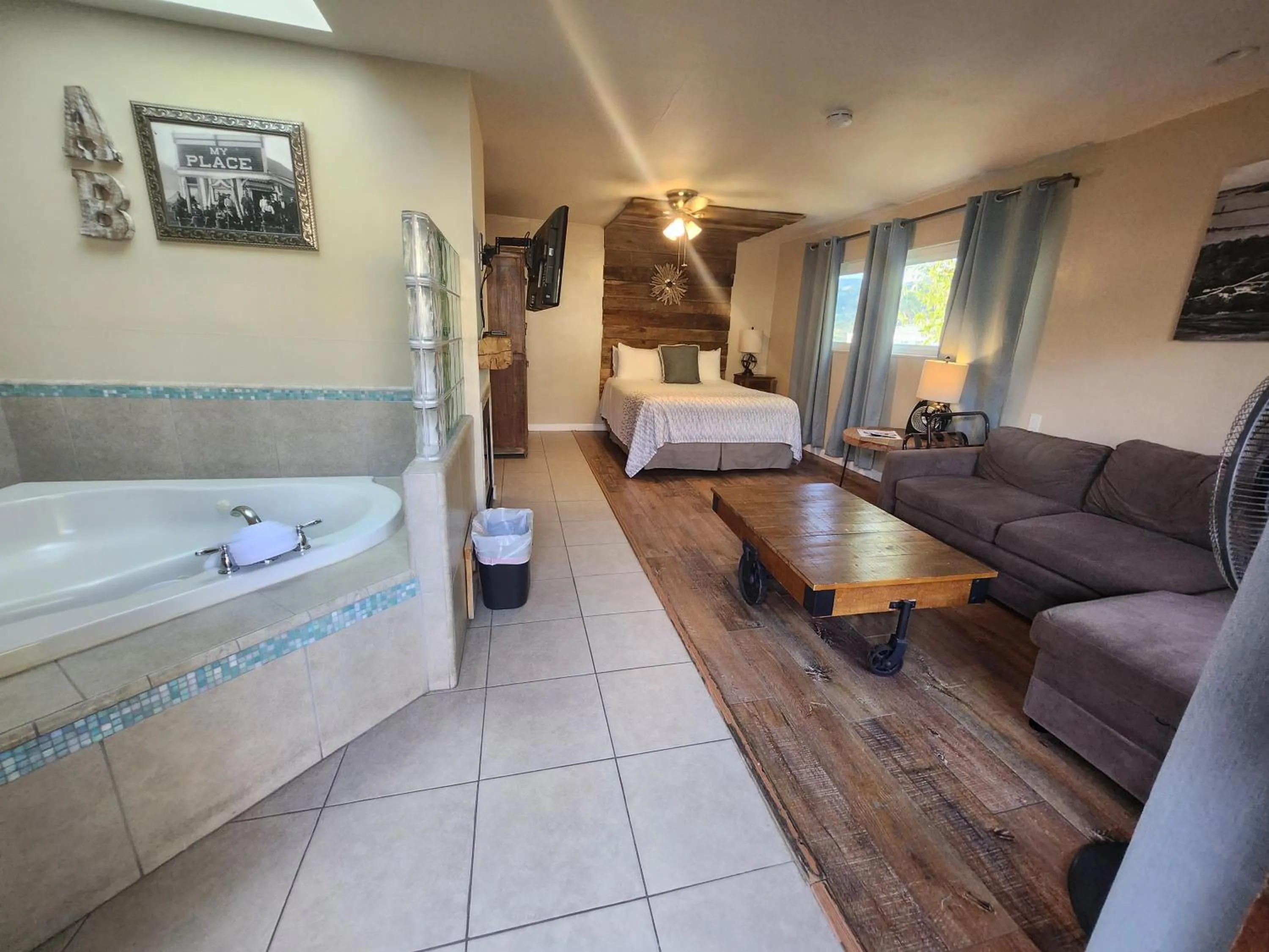 Hot Tub, Bed in Inn At Avila Beach