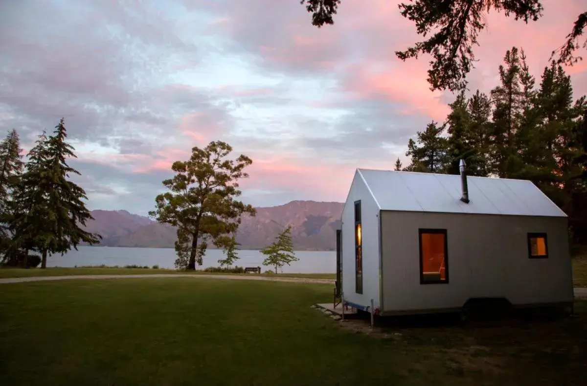 Lake view in The Camp - Lake Hawea Lake view in The Camp - Lake Hawea