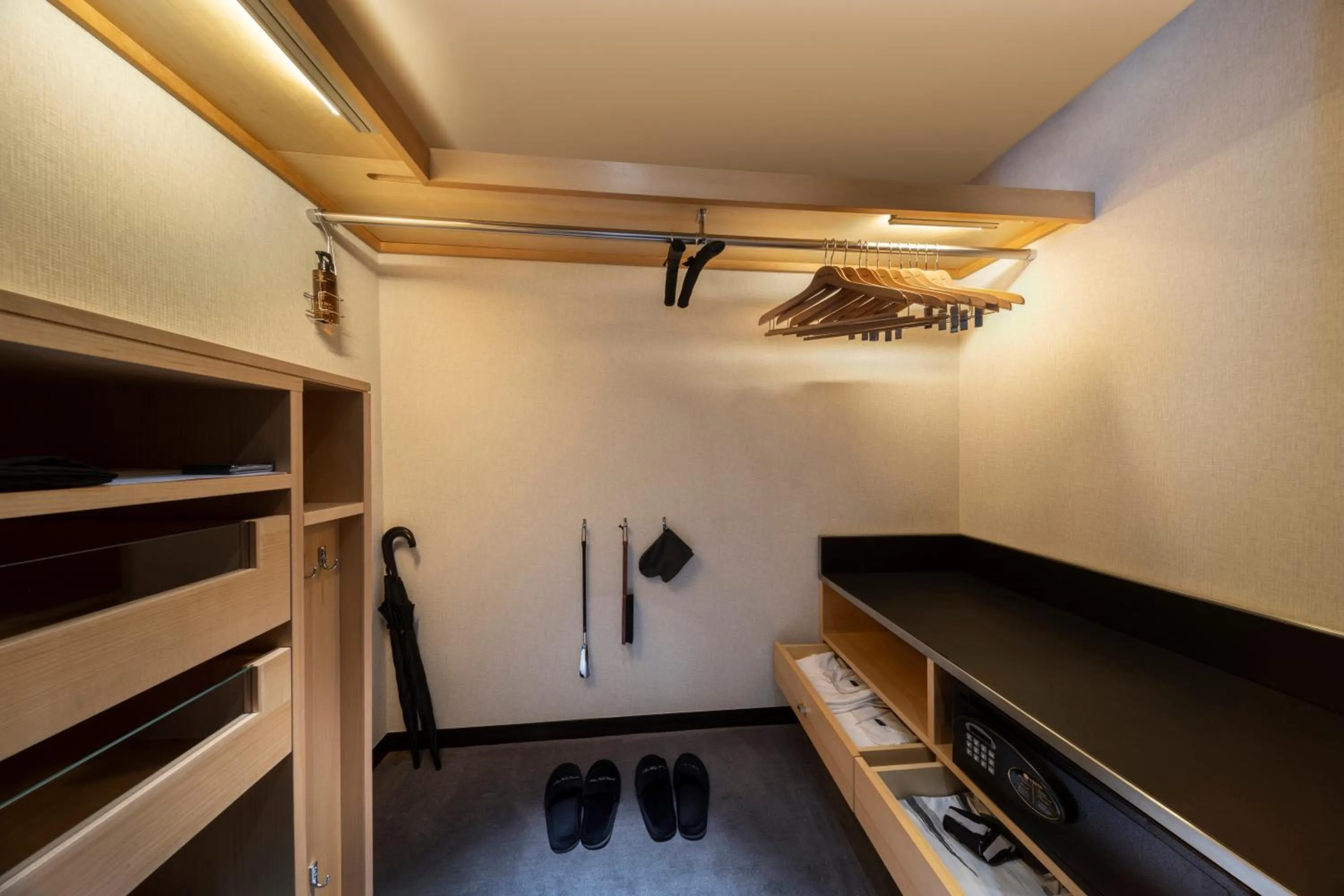 wardrobe in Hotel New Otani Tokyo EXECUTIVE HOUSE ZEN