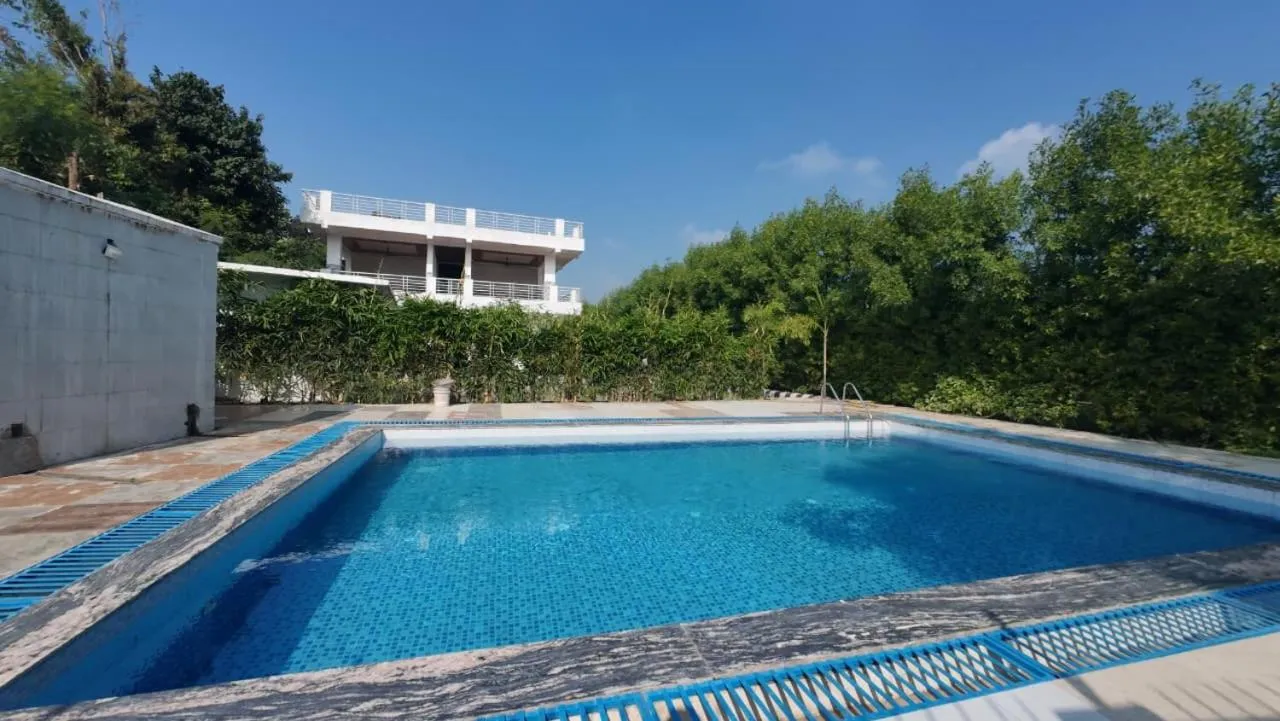 Swimming pool in Dreamland Resort