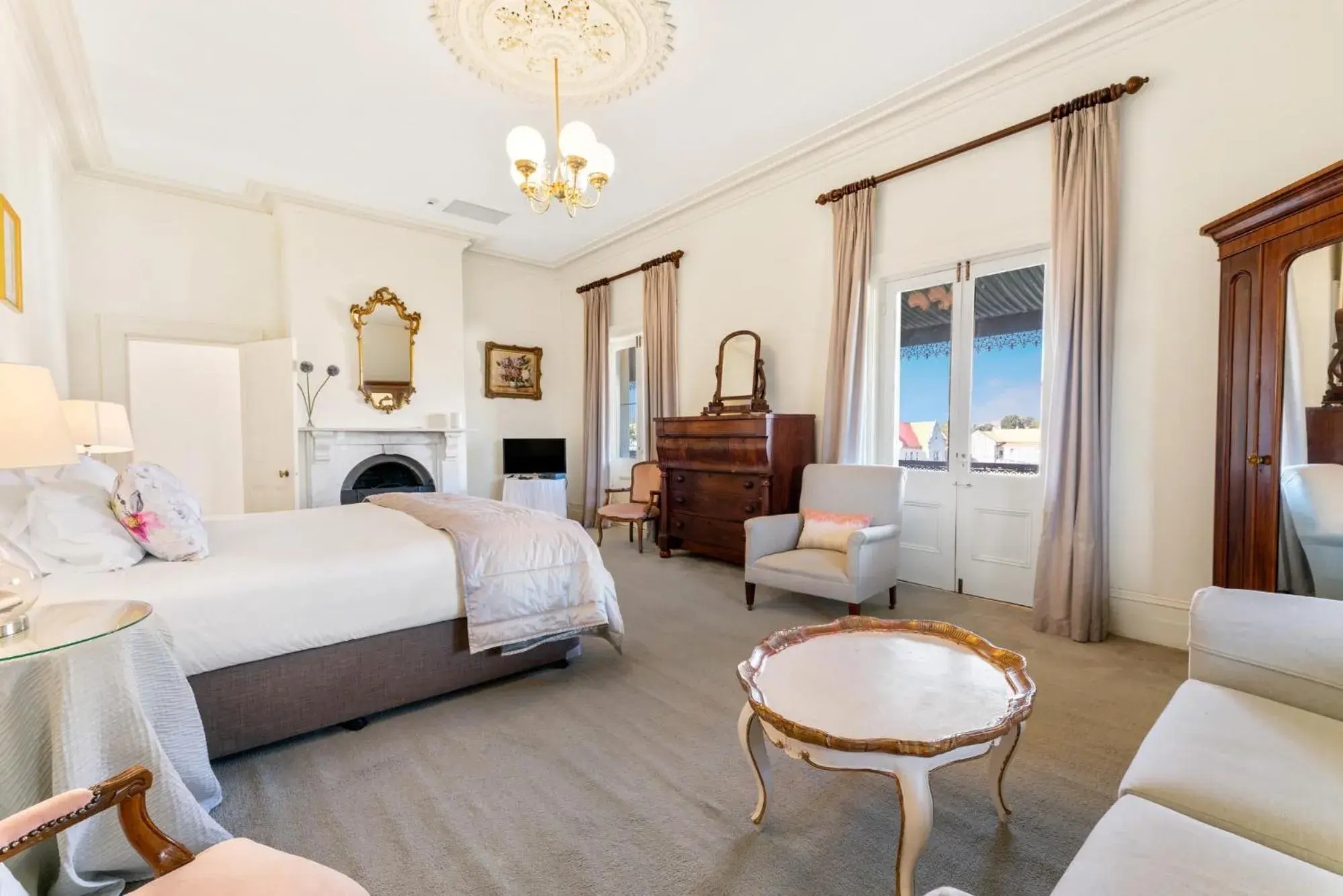 Deluxe Queen Room - White in Colhurst House Deluxe Queen Room - White in Colhurst House