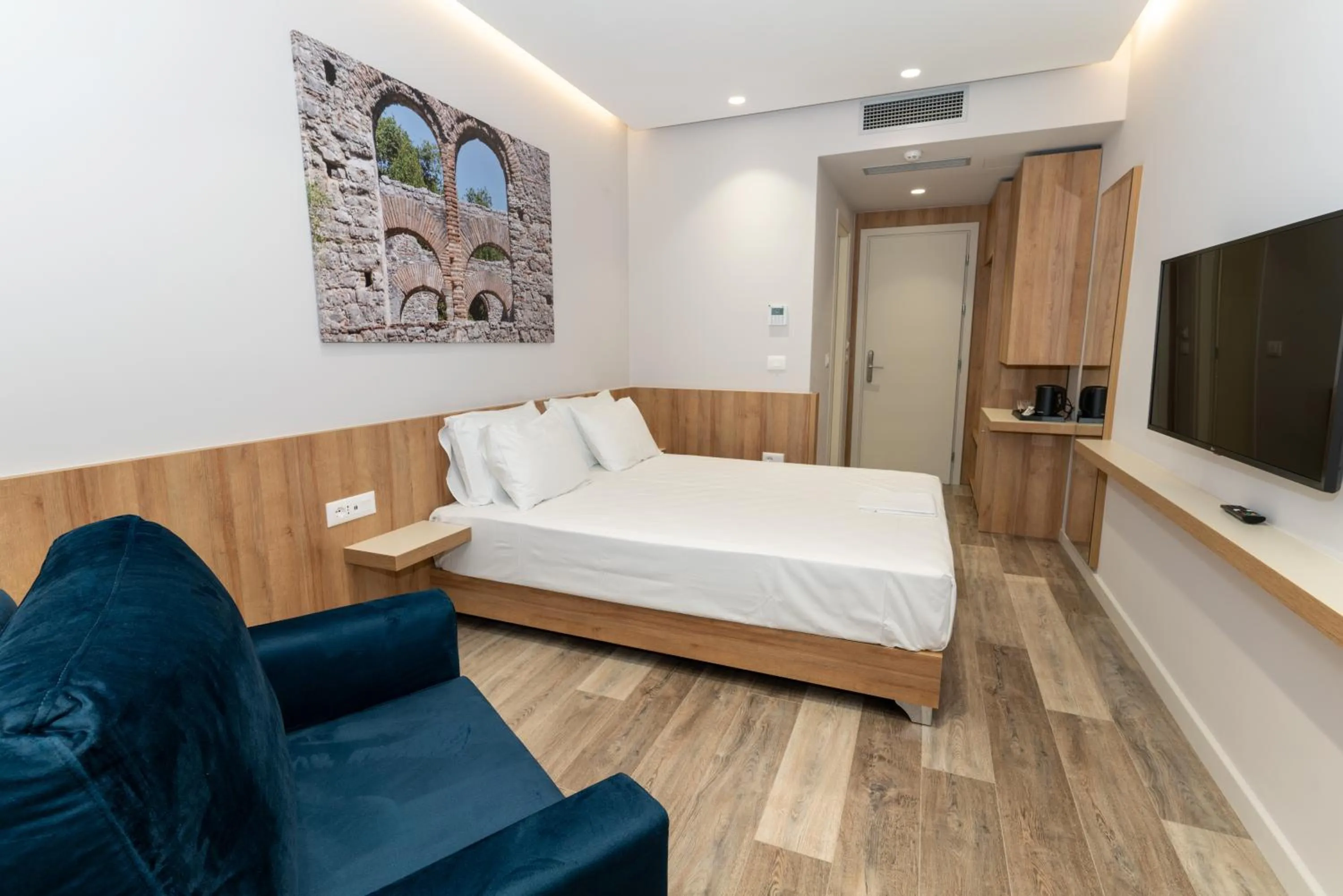 Photo of the whole room, Bed in Titania Hotel