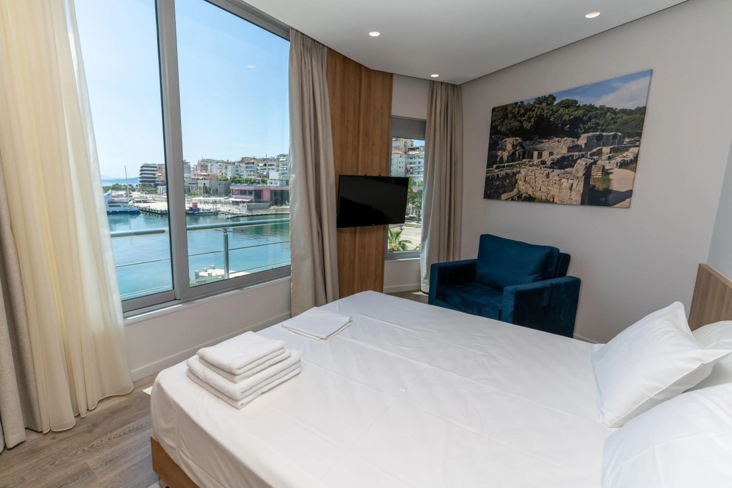 Bedroom, Bed in Titania Hotel