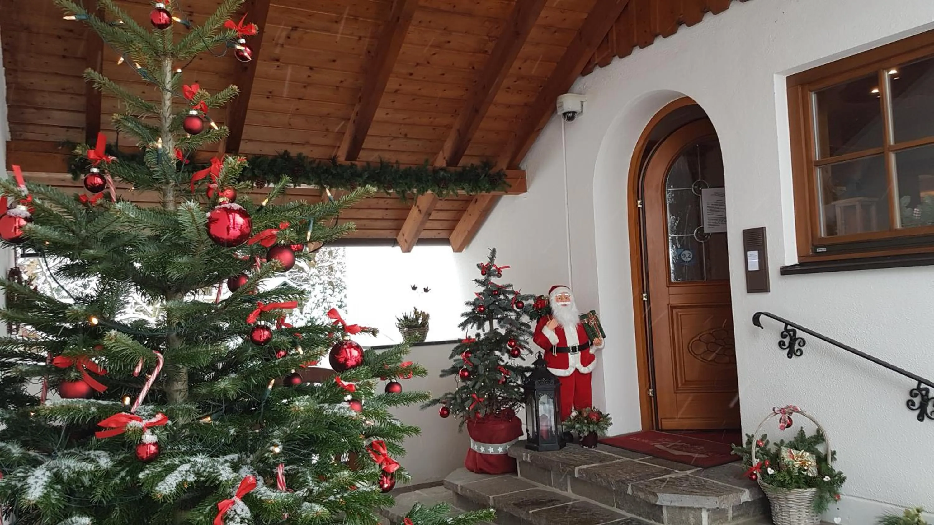 Facade/entrance in Hotel Alpenhof - ruhige Wohlfühloase zwischen München, dem Fünf-Seenland und den Bergen, in S-Bahnnähe