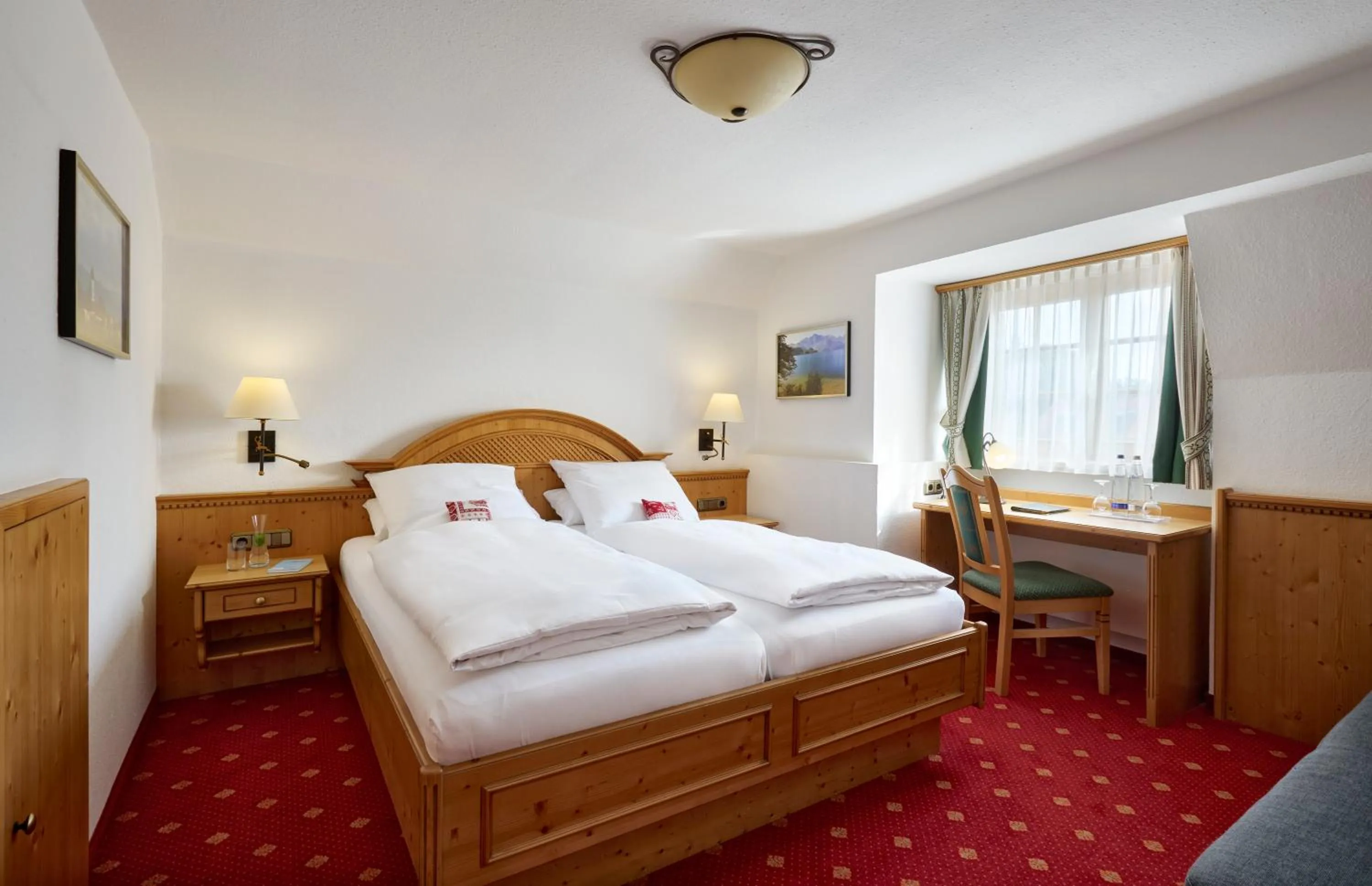 Photo of the whole room, Bed in Hotel Alpenhof - ruhige Wohlfühloase zwischen München, dem Fünf-Seenland und den Bergen, in S-Bahnnähe