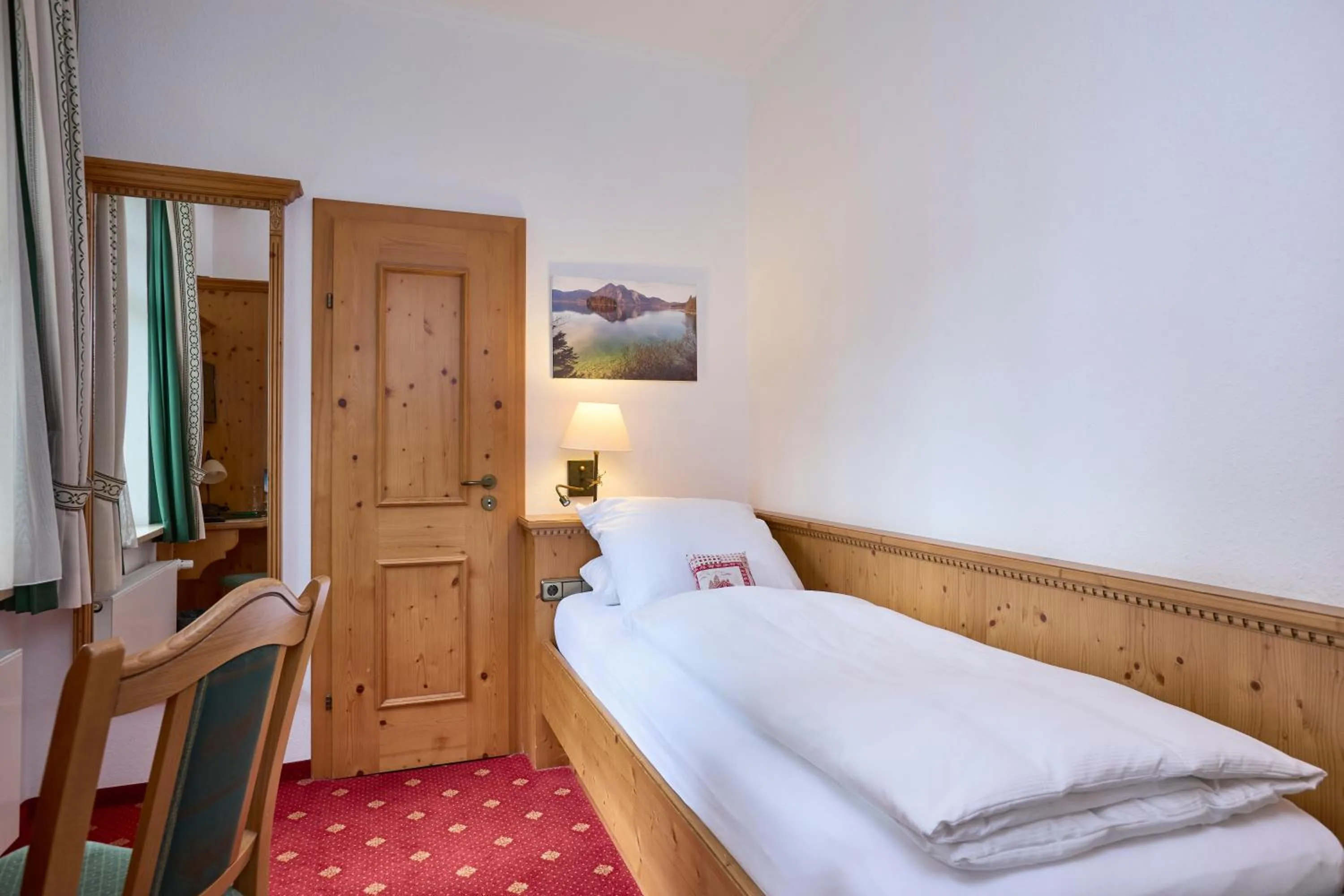 Photo of the whole room, Bed in Hotel Alpenhof - ruhige Wohlfühloase zwischen München, dem Fünf-Seenland und den Bergen, in S-Bahnnähe