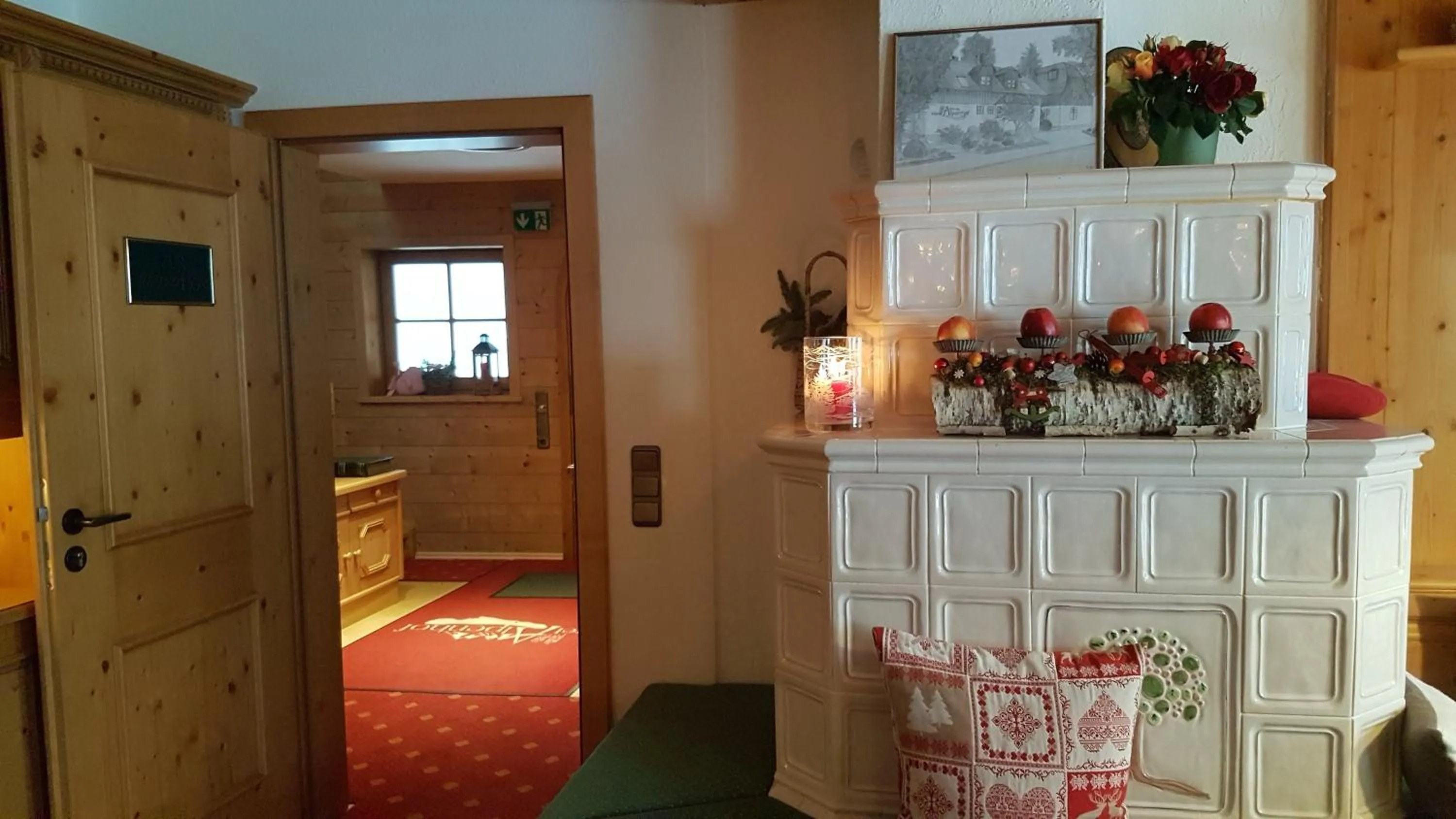 Communal lounge/ TV room in Hotel Alpenhof - ruhige Wohlfühloase zwischen München, dem Fünf-Seenland und den Bergen, in S-Bahnnähe