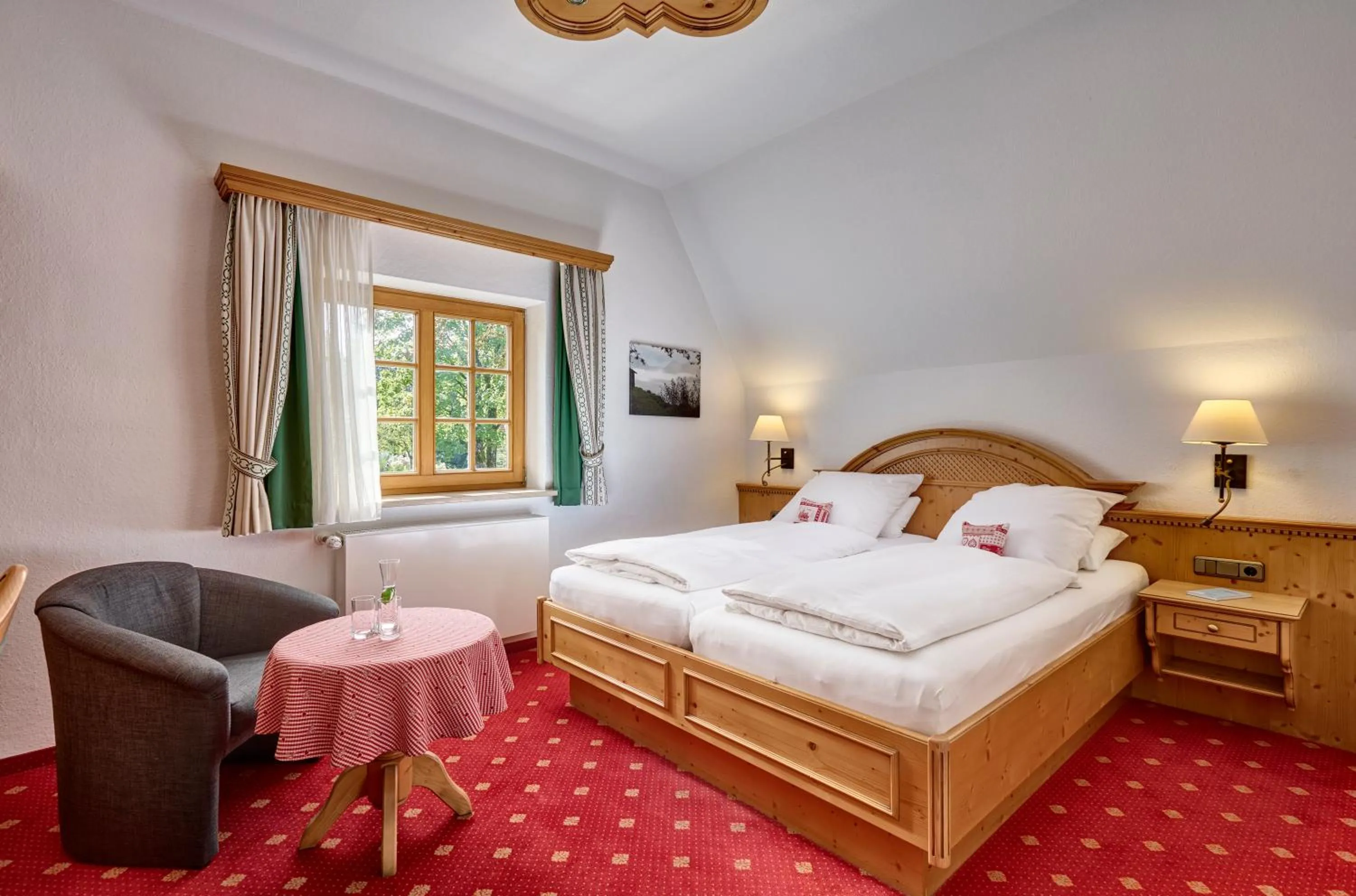 Photo of the whole room, Bed in Hotel Alpenhof - ruhige Wohlfühloase zwischen München, dem Fünf-Seenland und den Bergen, in S-Bahnnähe