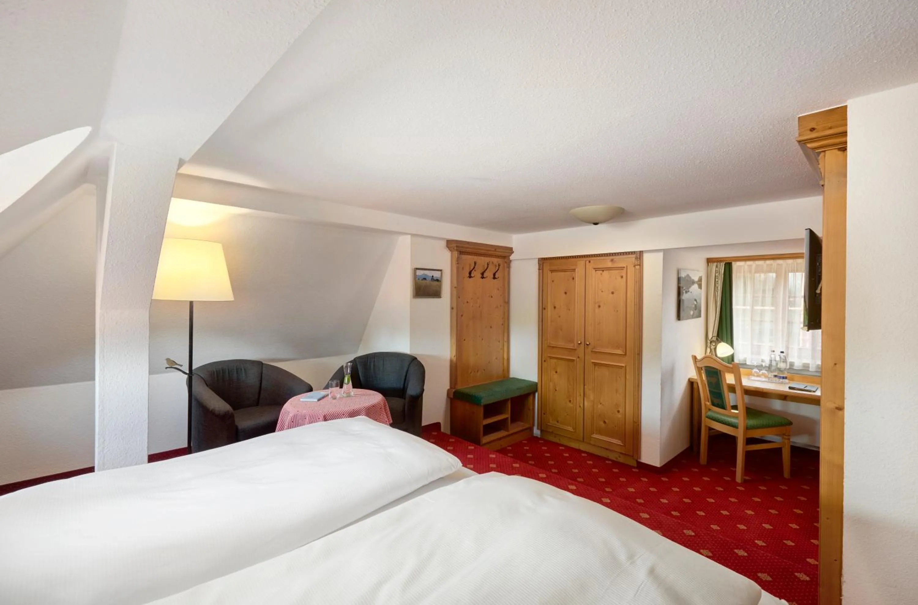 Photo of the whole room, Bed in Hotel Alpenhof - ruhige Wohlfühloase zwischen München, dem Fünf-Seenland und den Bergen, in S-Bahnnähe