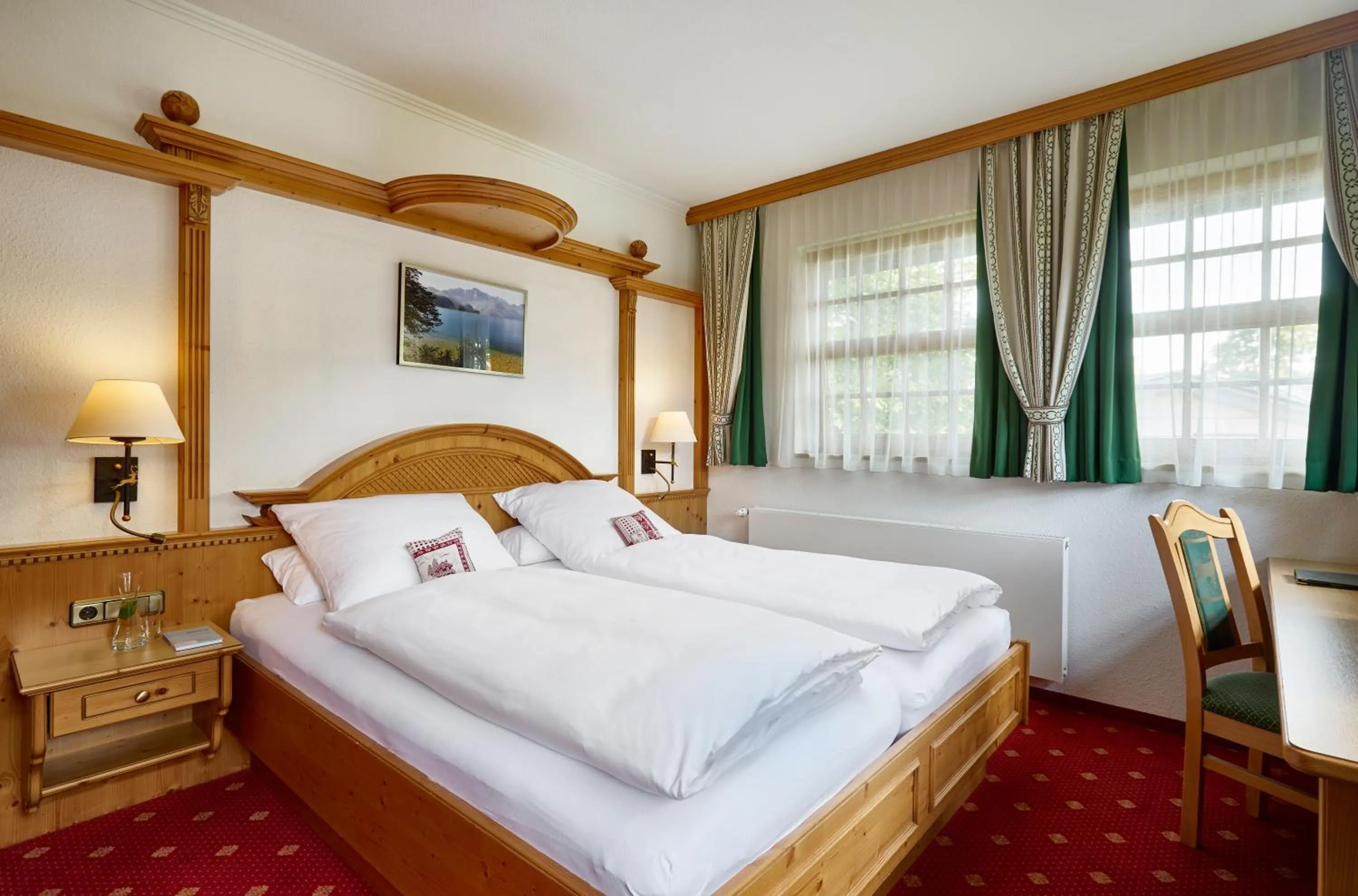 Photo of the whole room, Bed in Hotel Alpenhof - ruhige Wohlfühloase zwischen München, dem Fünf-Seenland und den Bergen, in S-Bahnnähe