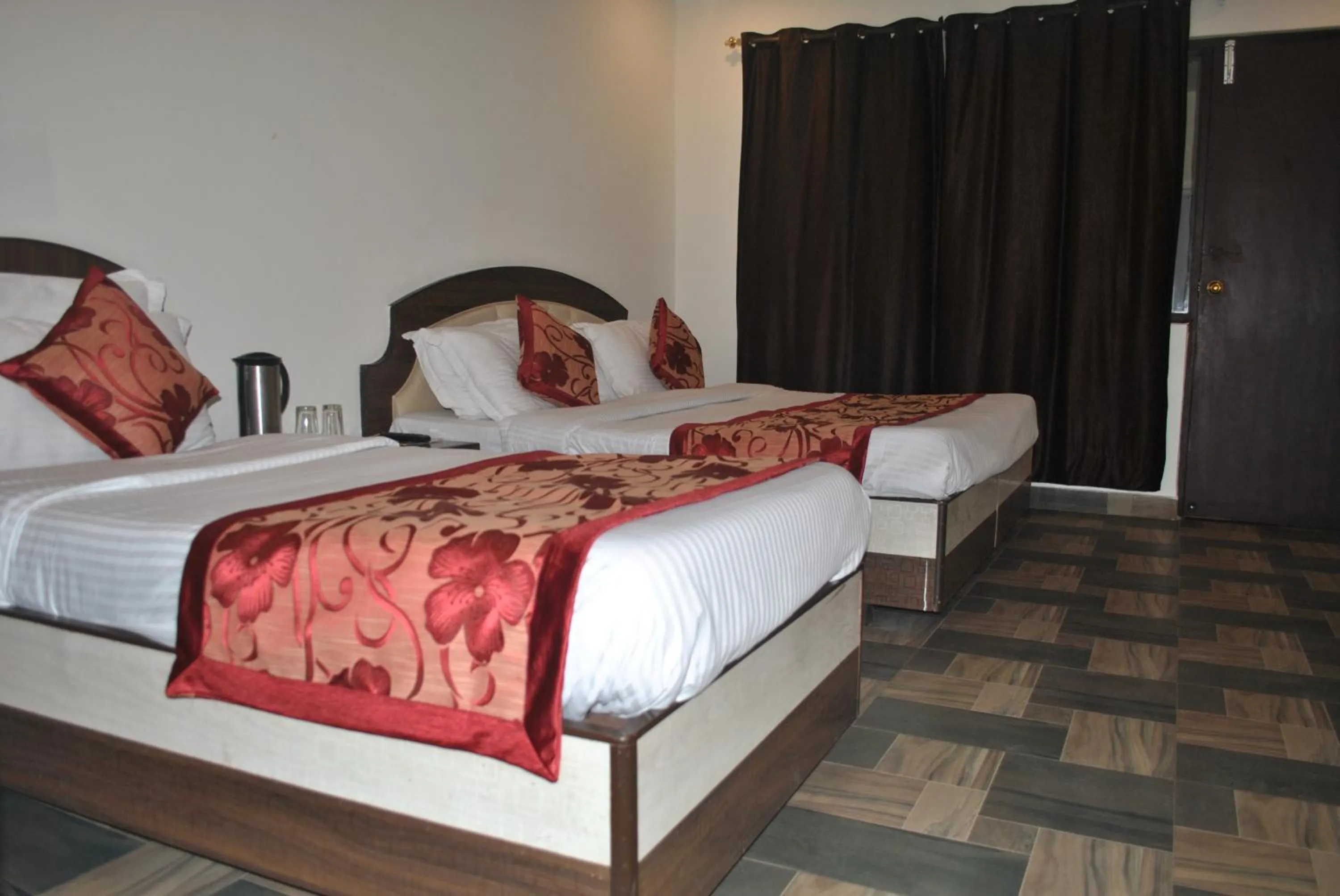 Bed in Hotel Maha Luxmi Palace