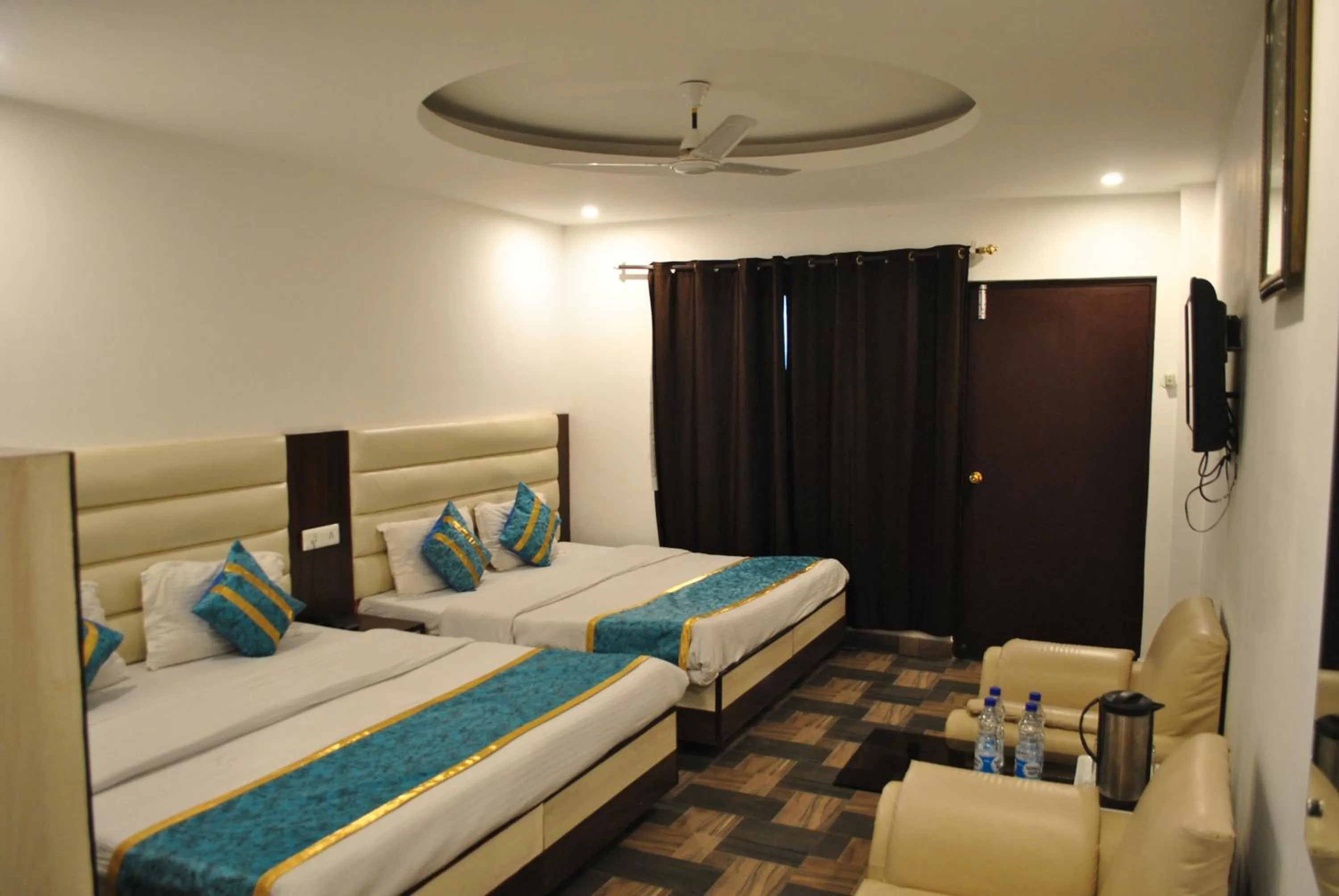 Photo of the whole room, Bed in Hotel Maha Luxmi Palace