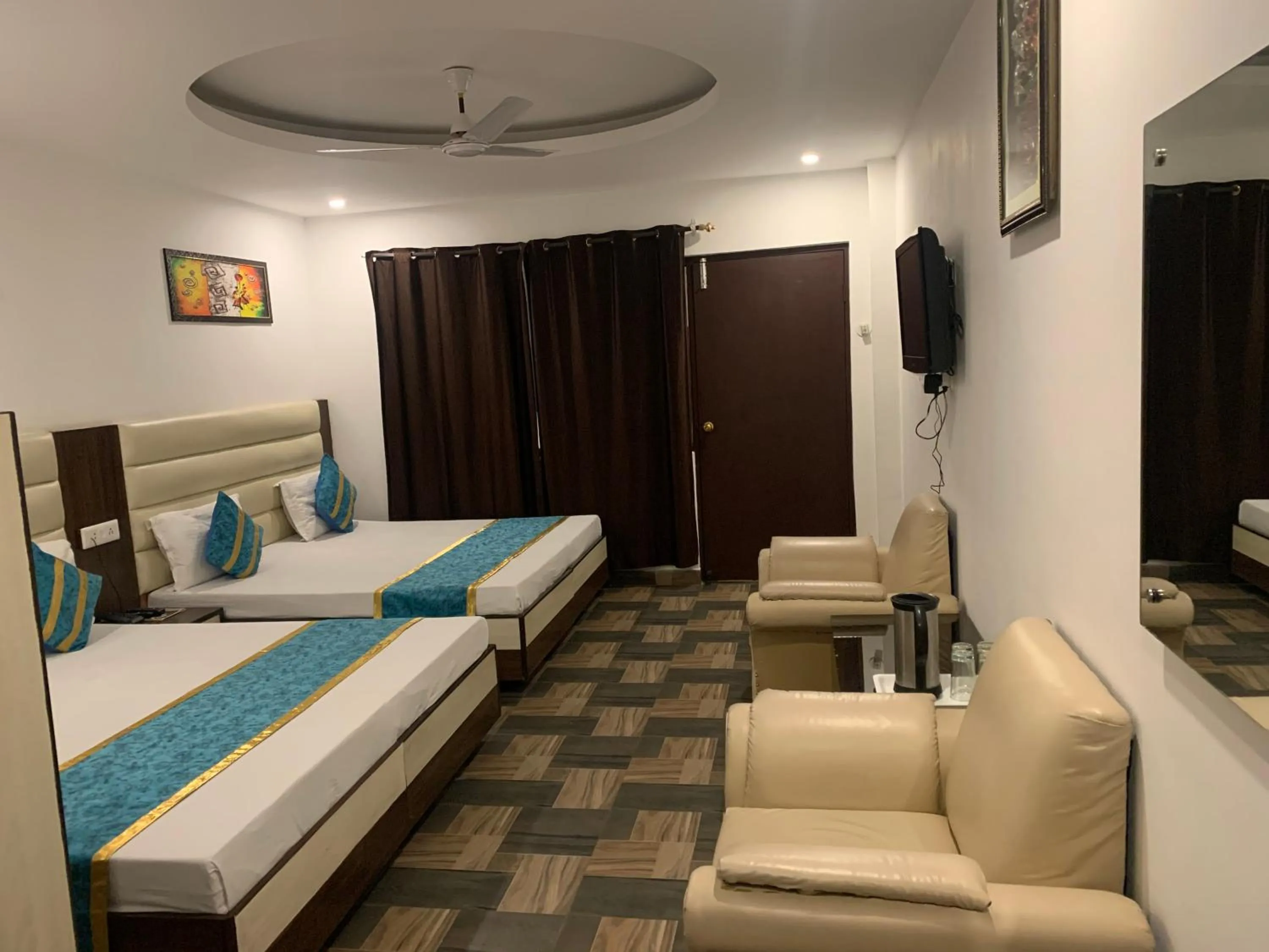 Photo of the whole room, Bed in Hotel Maha Luxmi Palace