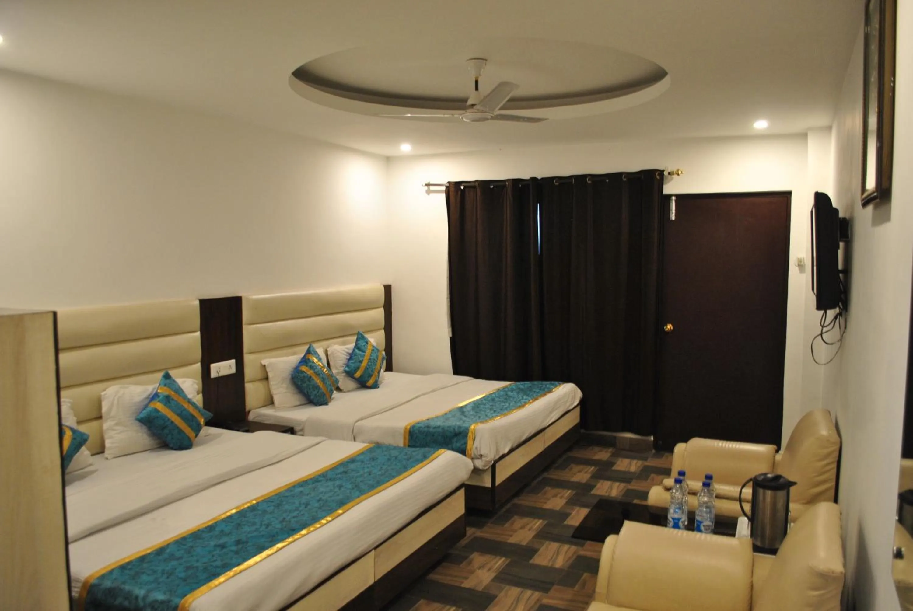 Photo of the whole room, Bed in Hotel Maha Luxmi Palace