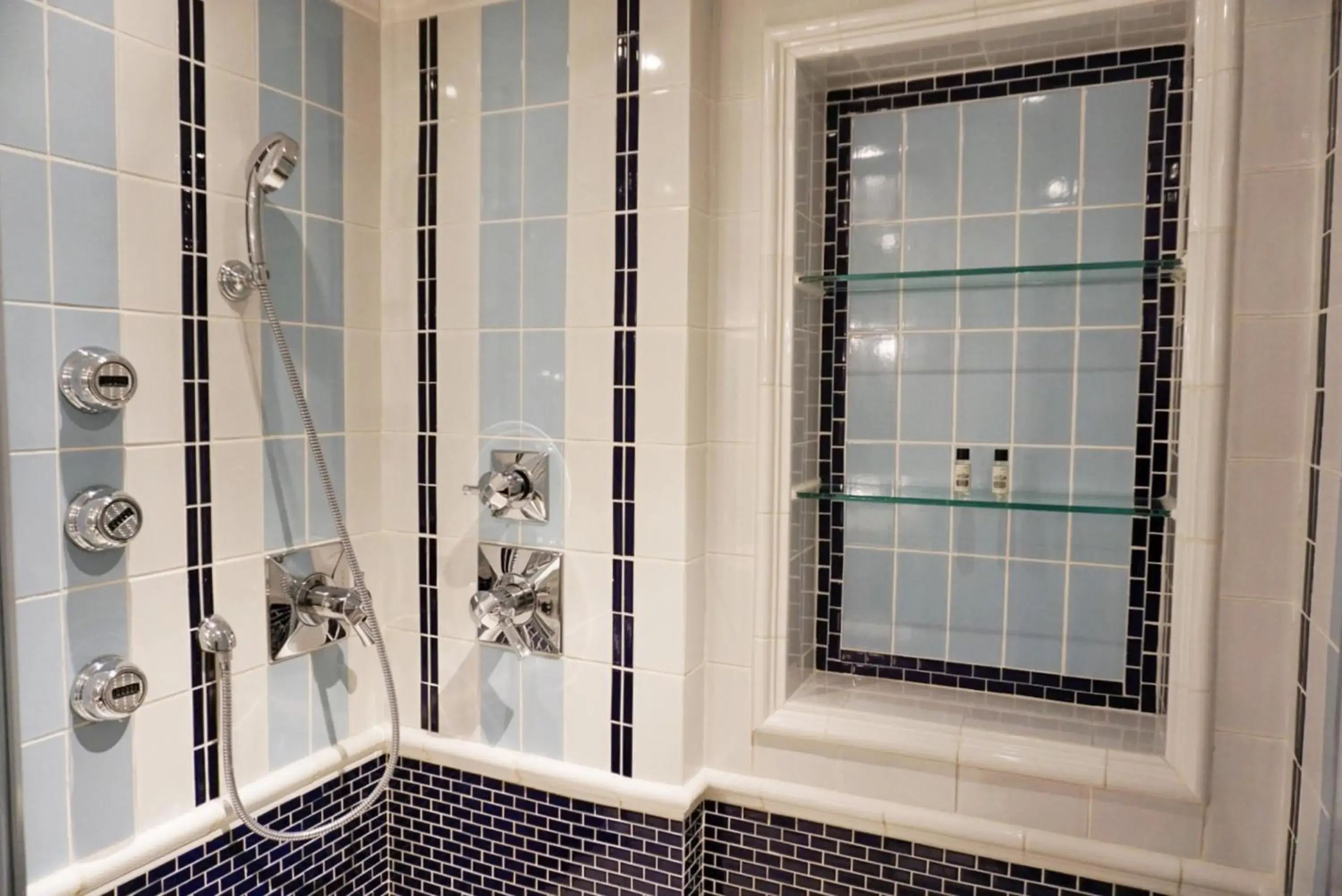 Shower in Hotel Madera Hollywood Shower in Hotel Madera Hollywood