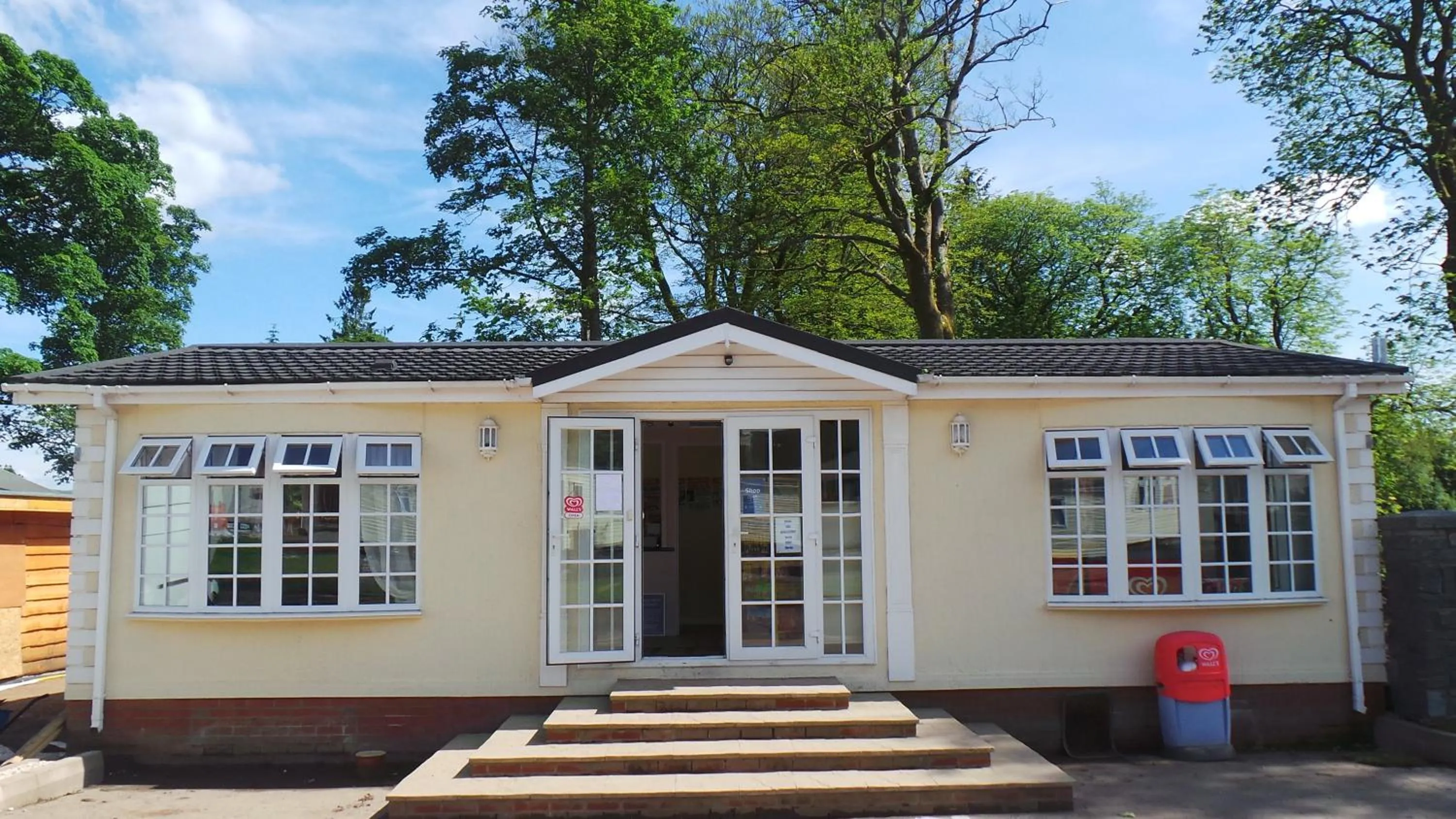 Property building in Moffat Manor Holiday Resort