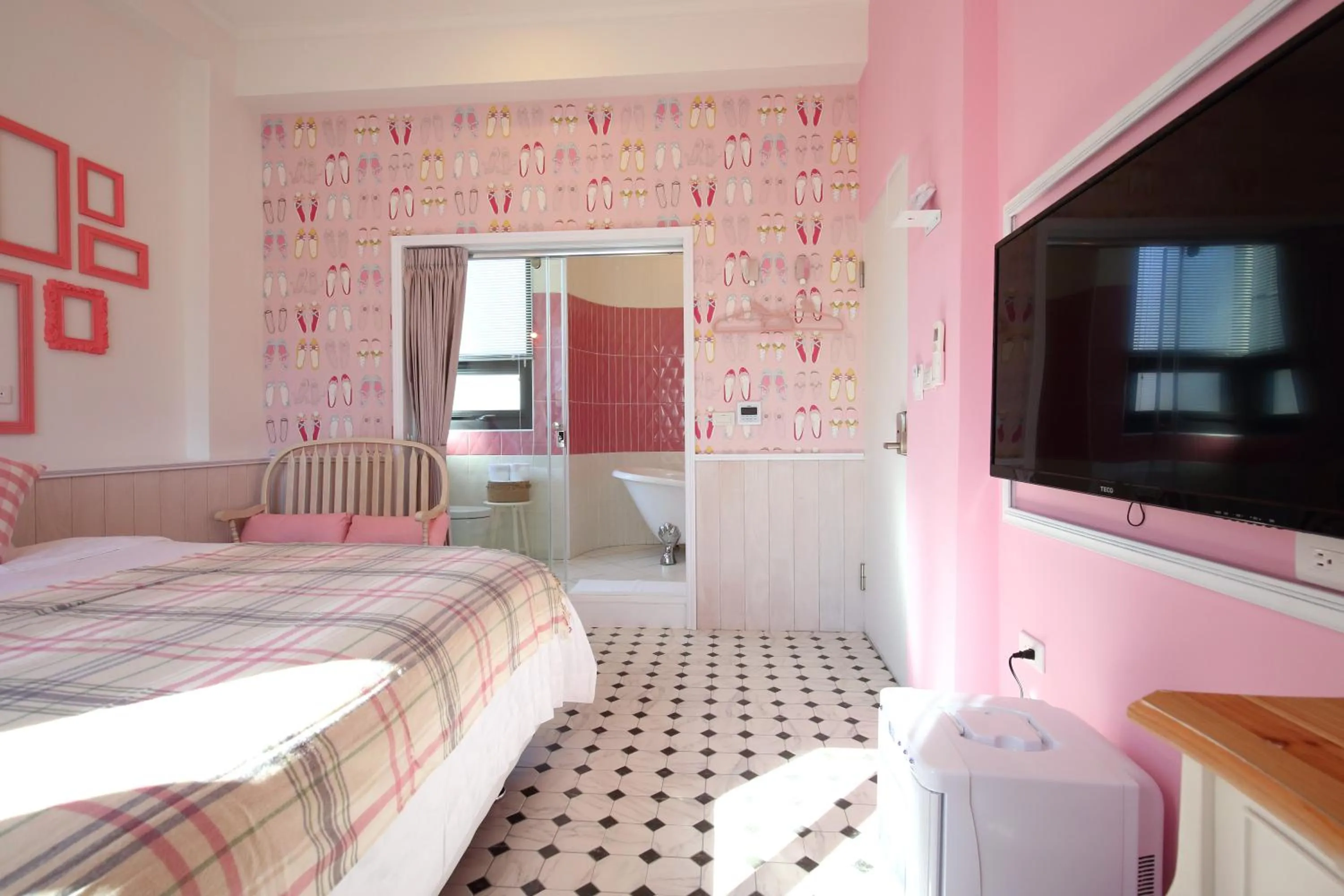 Decorative detail, Bed in 1999 homestay