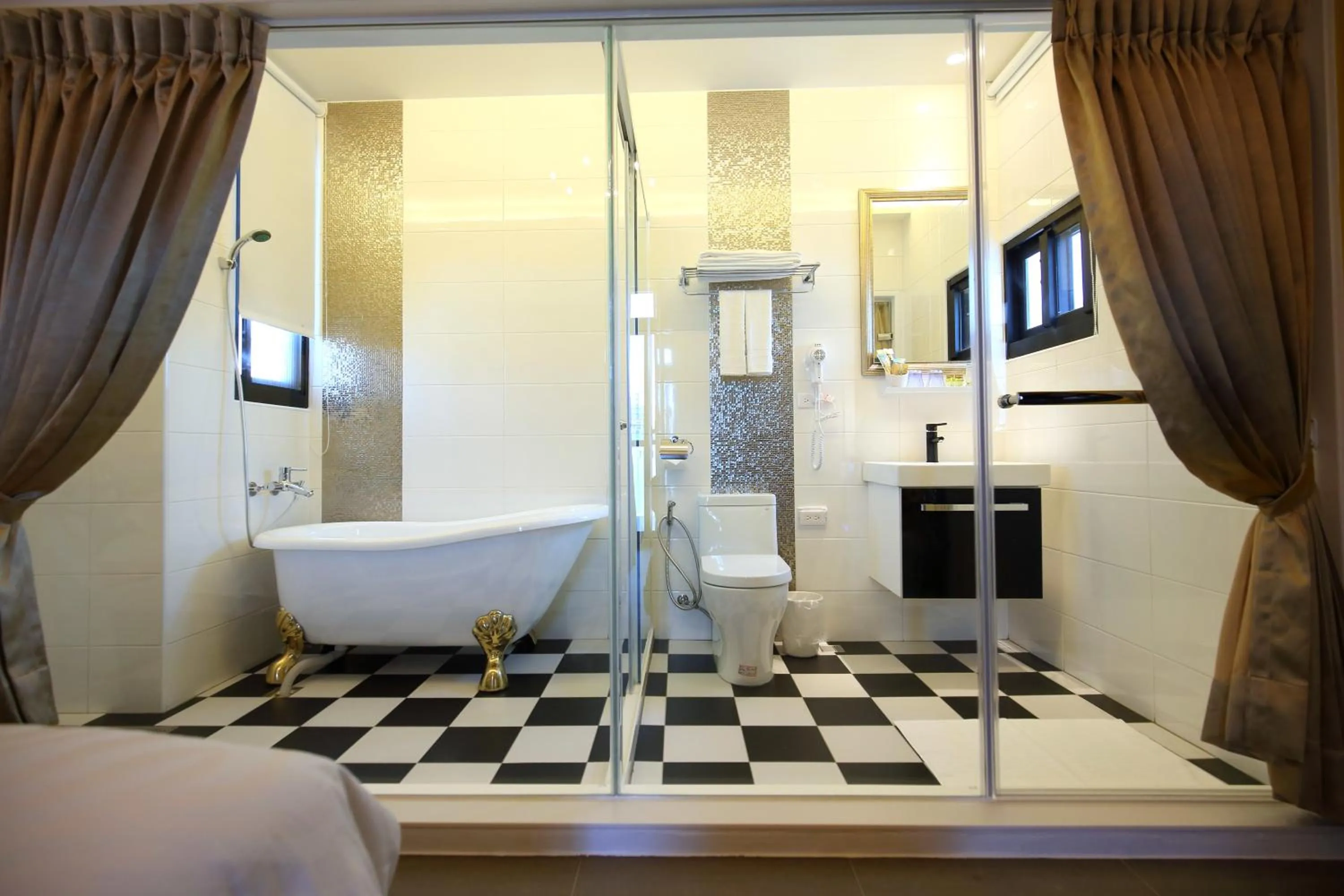 Shower, Bed in 1999 homestay