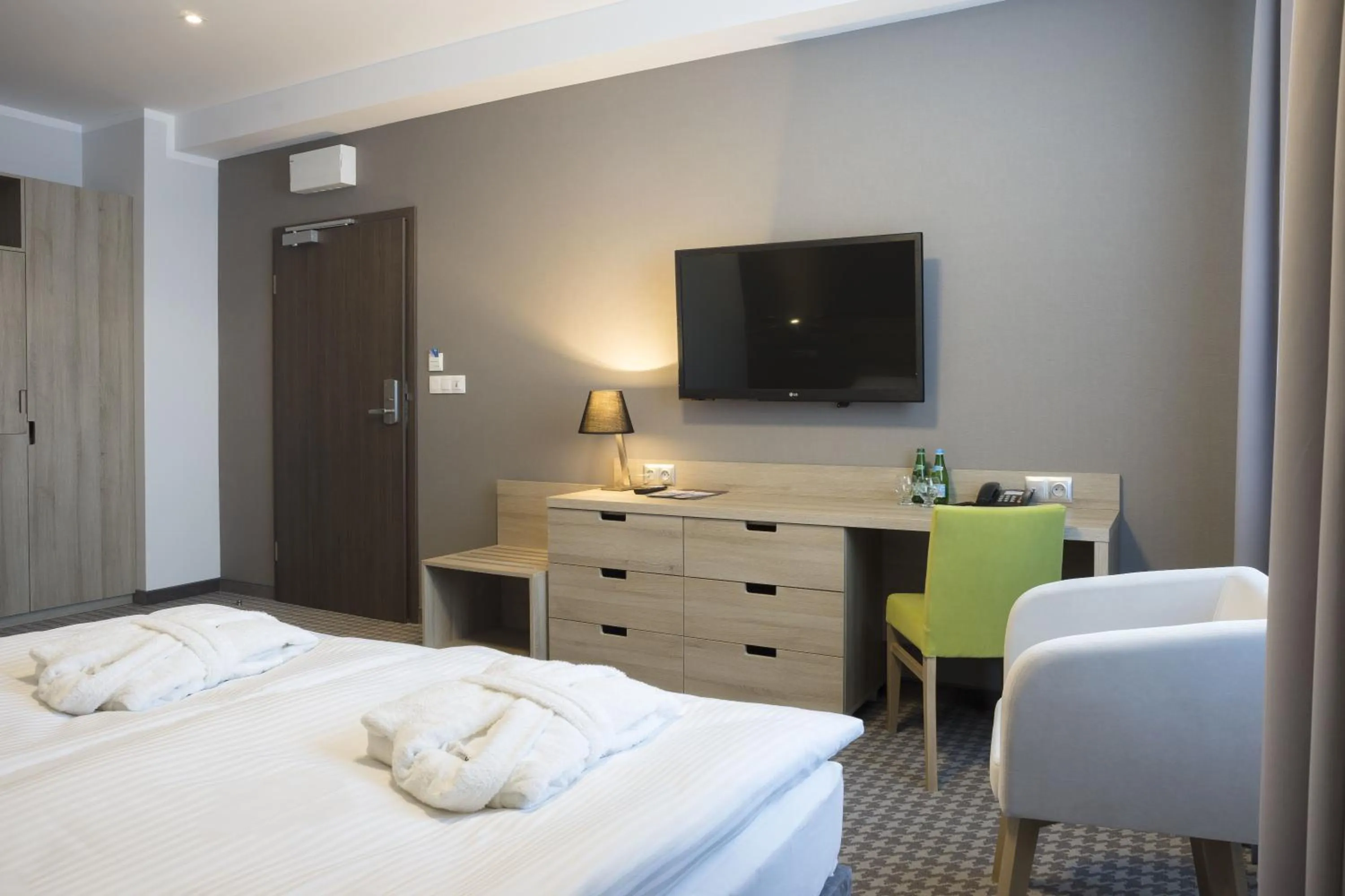 Photo of the whole room, Bed in Medical Sensus