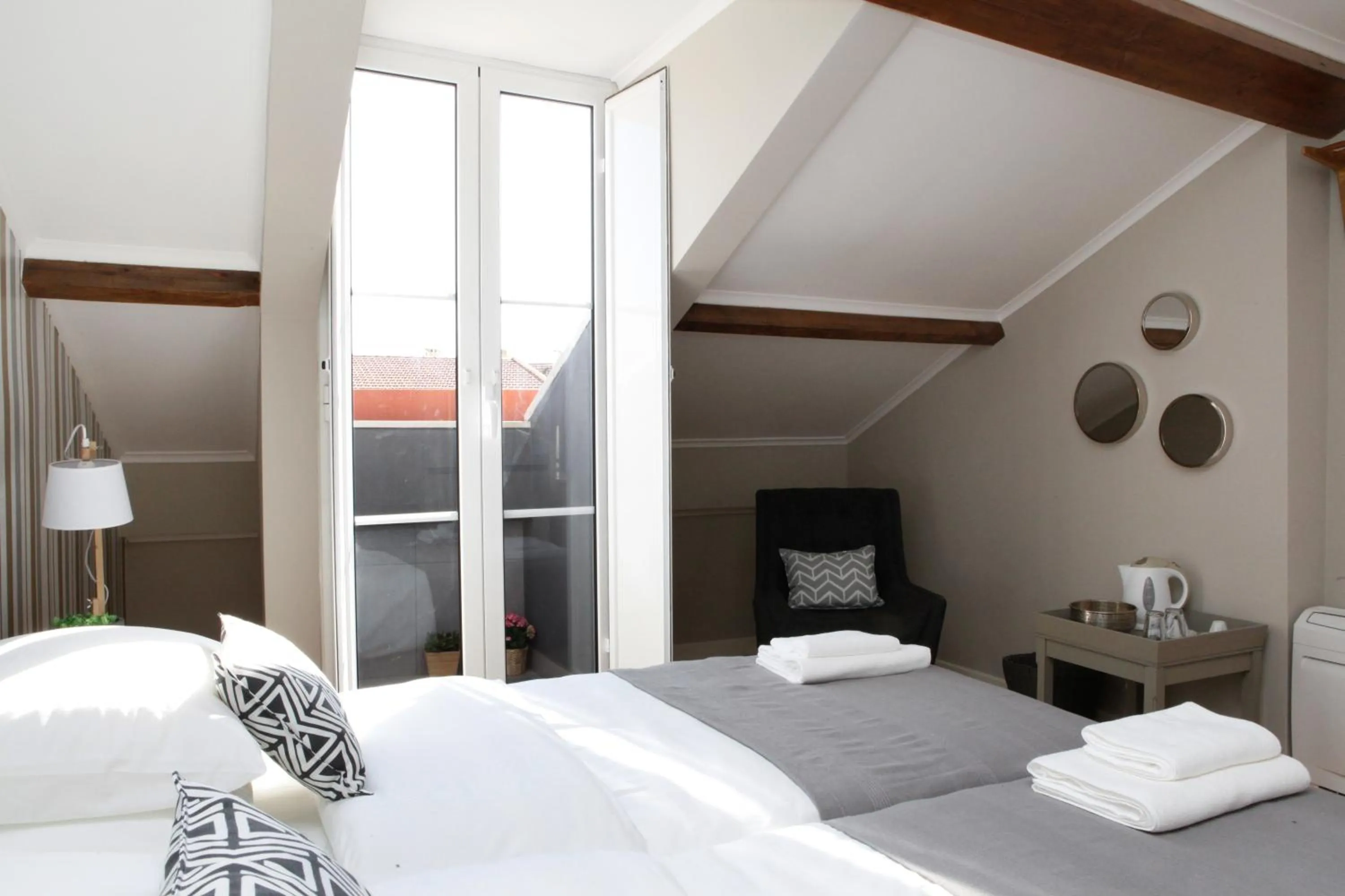 Balcony/Terrace, Bed in Flores Guest House