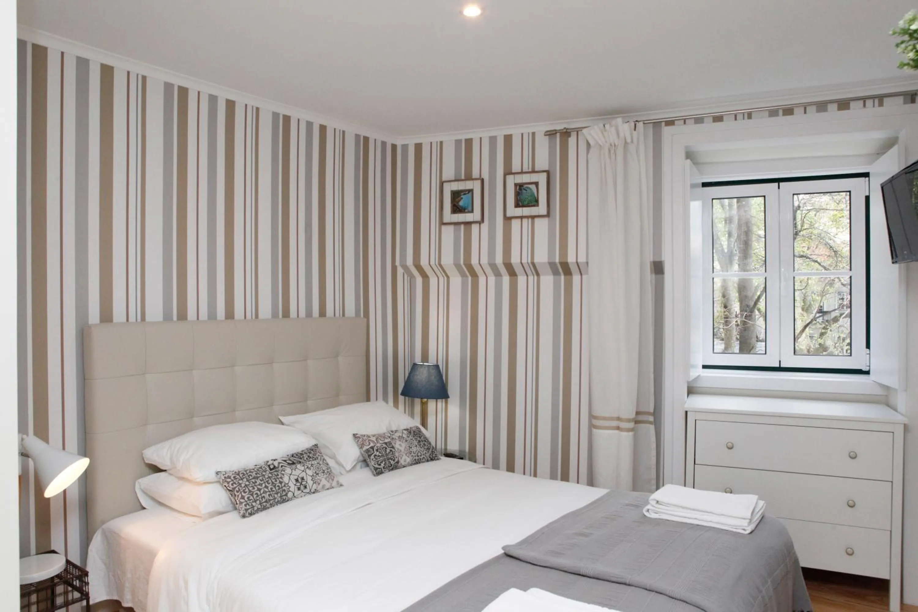 Photo of the whole room, Bed in Flores Guest House