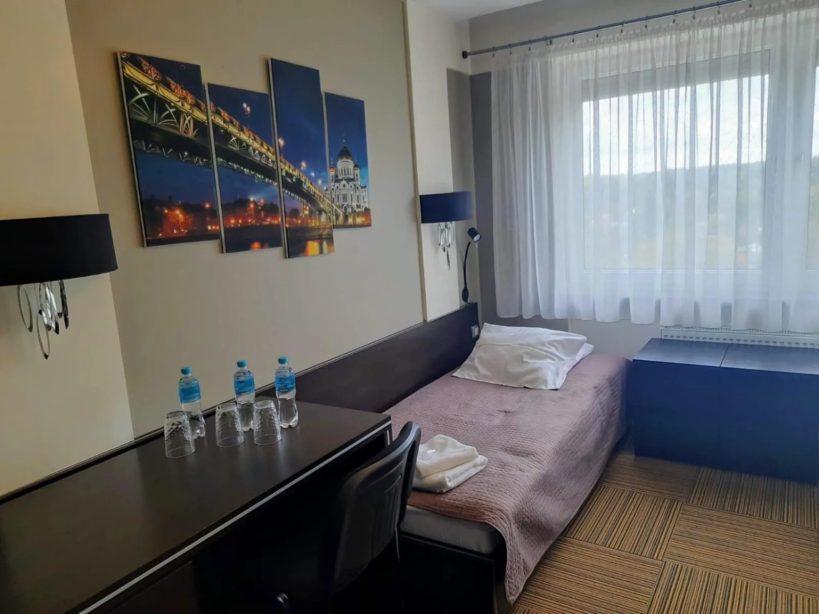 Bedroom, Bed in Młoda Europa