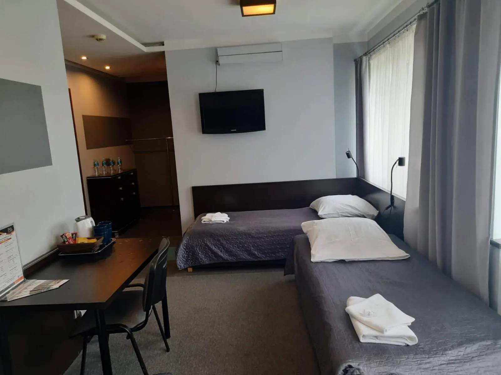 Photo of the whole room, Bed in Młoda Europa