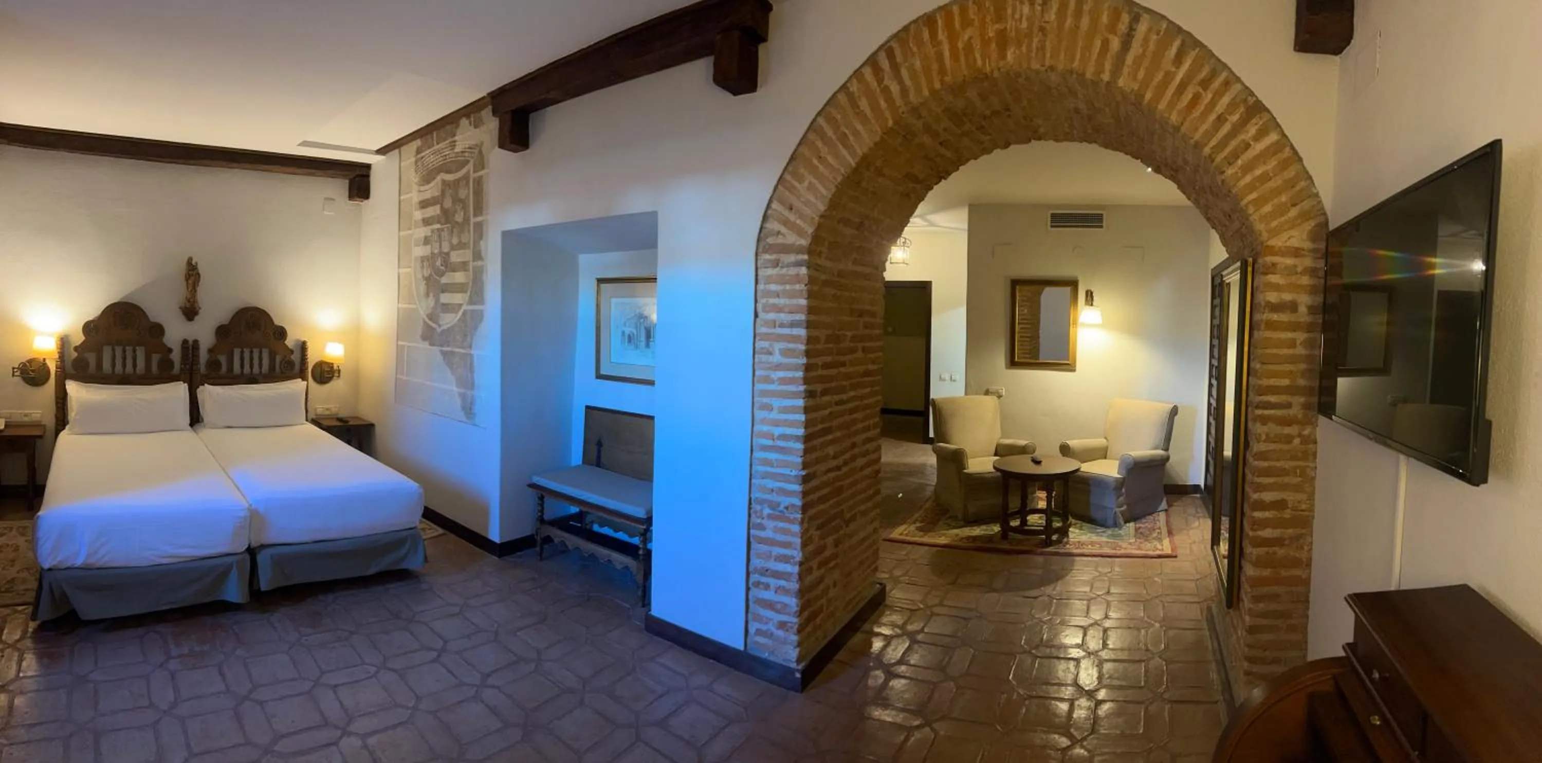 Photo of the whole room, Bed in Parador de Plasencia