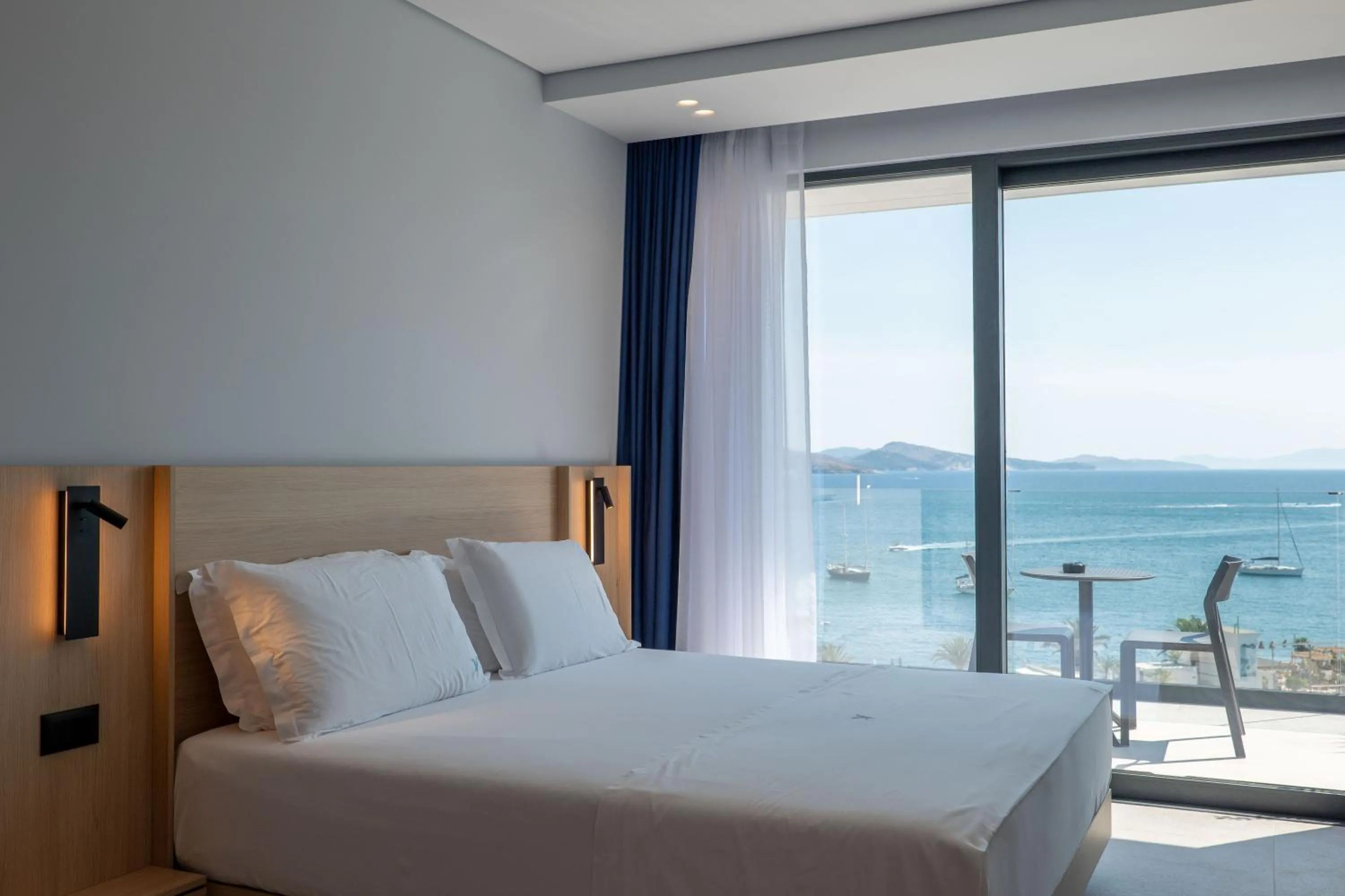 Balcony/Terrace, Bed in Victoria Boutique Hotel