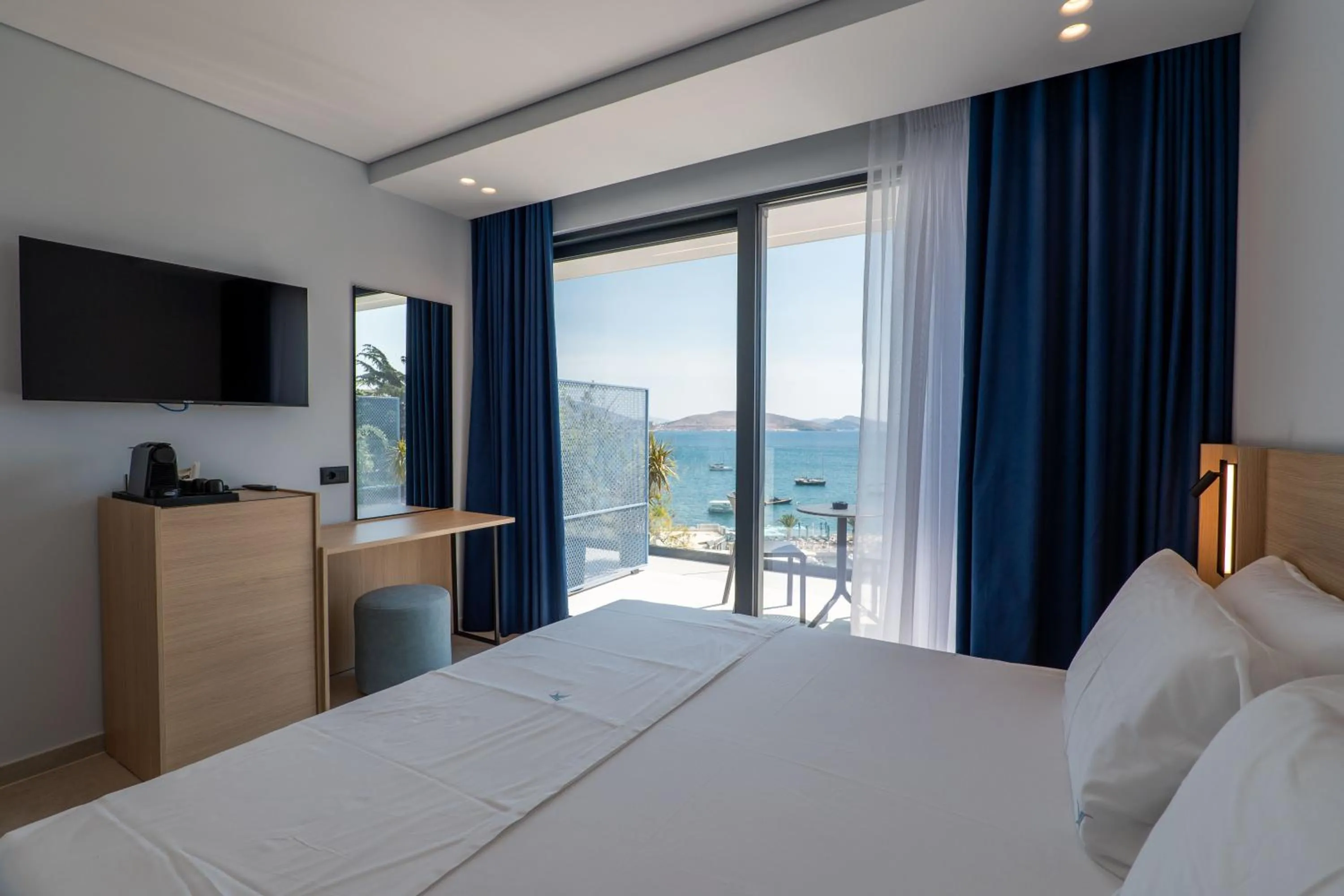 TV and multimedia, Bed in Victoria Boutique Hotel
