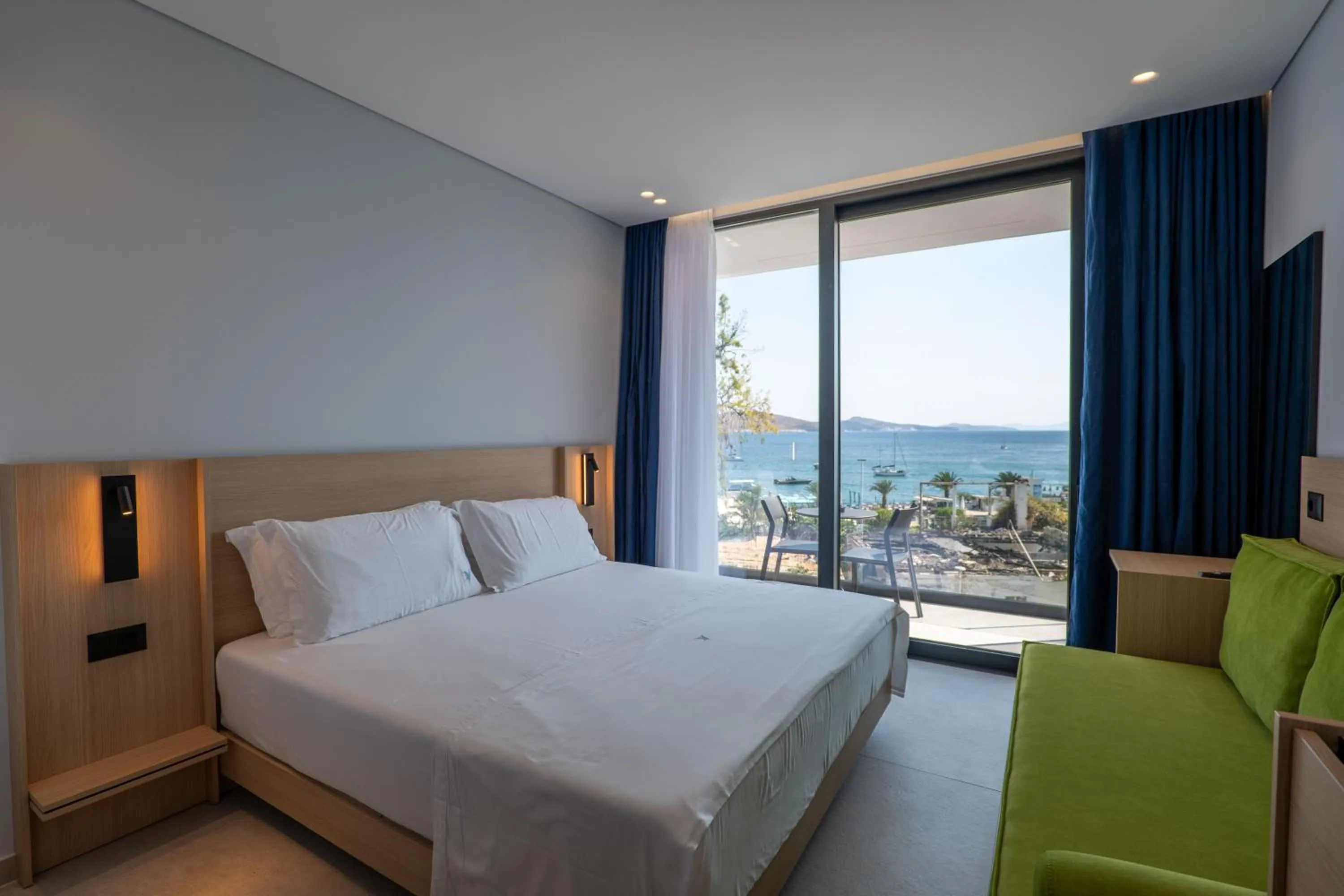 Balcony/Terrace, Bed in Victoria Boutique Hotel