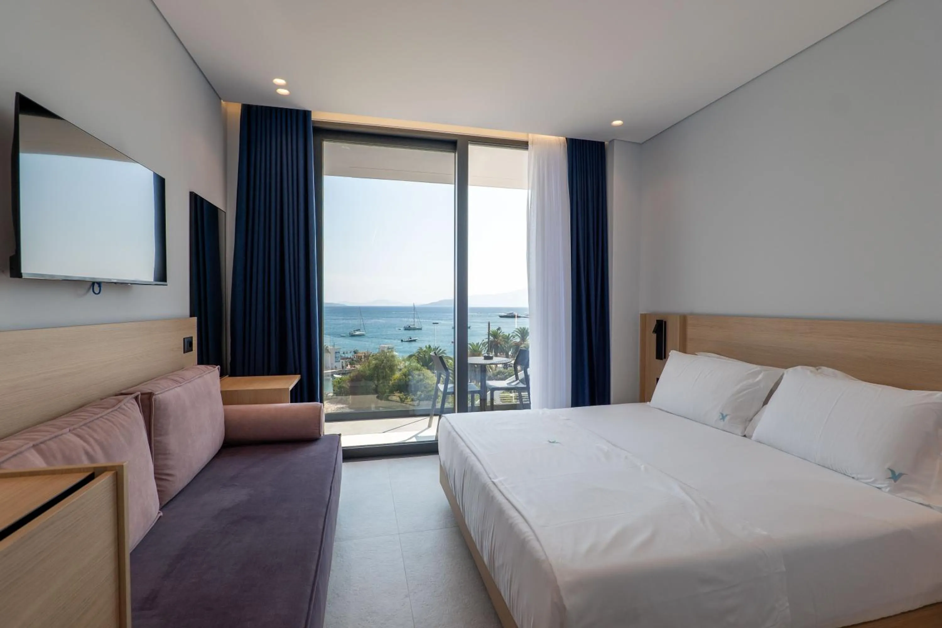 TV and multimedia, Bed in Victoria Boutique Hotel