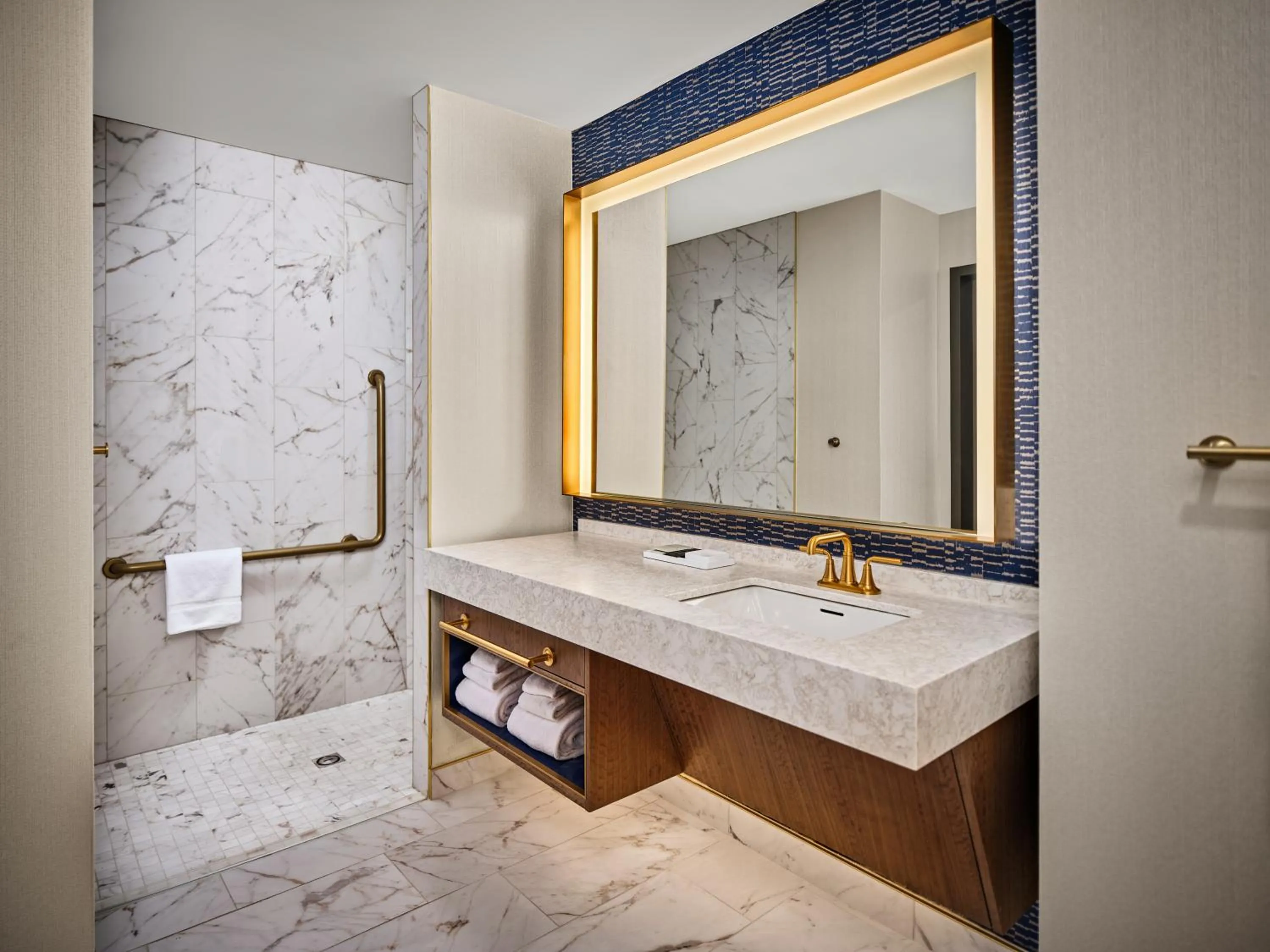 Shower in Hard Rock Hotel & Casino Ottawa