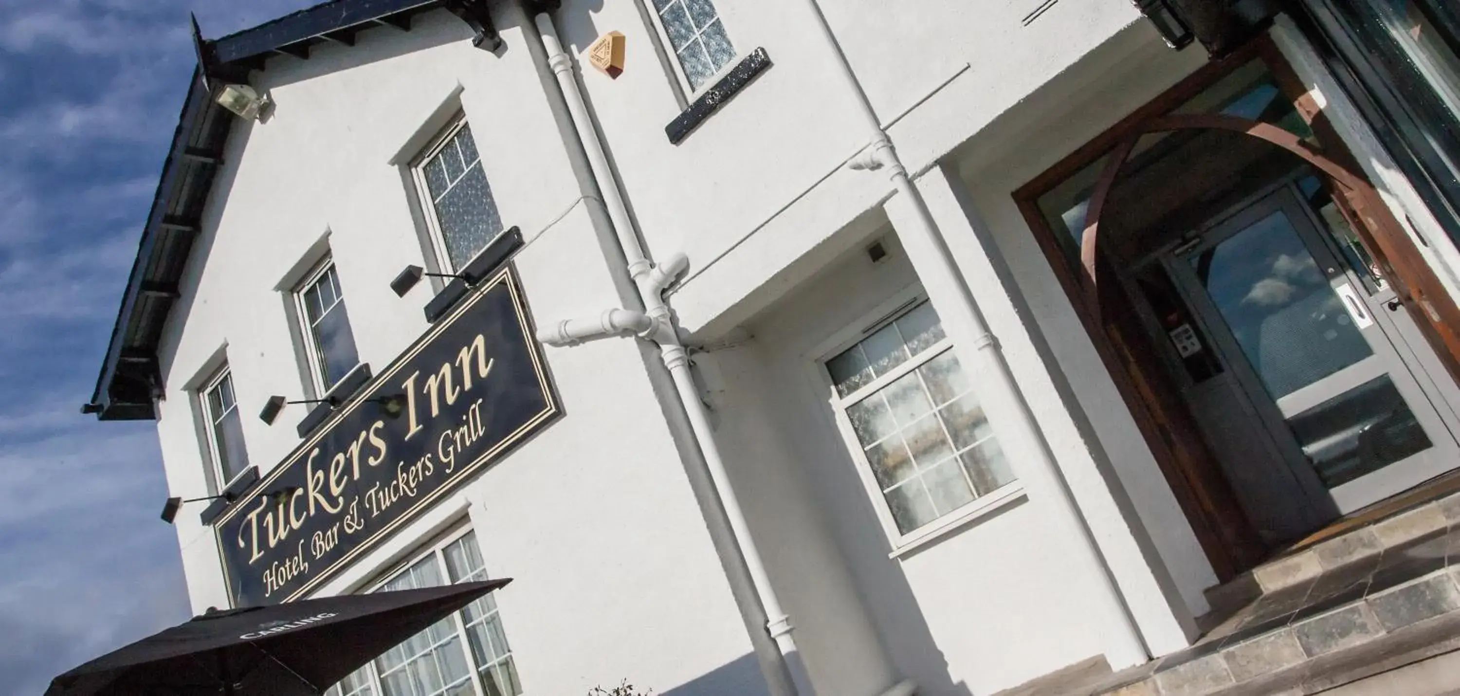 Property building in Tuckers Inn Property building in Tuckers Inn