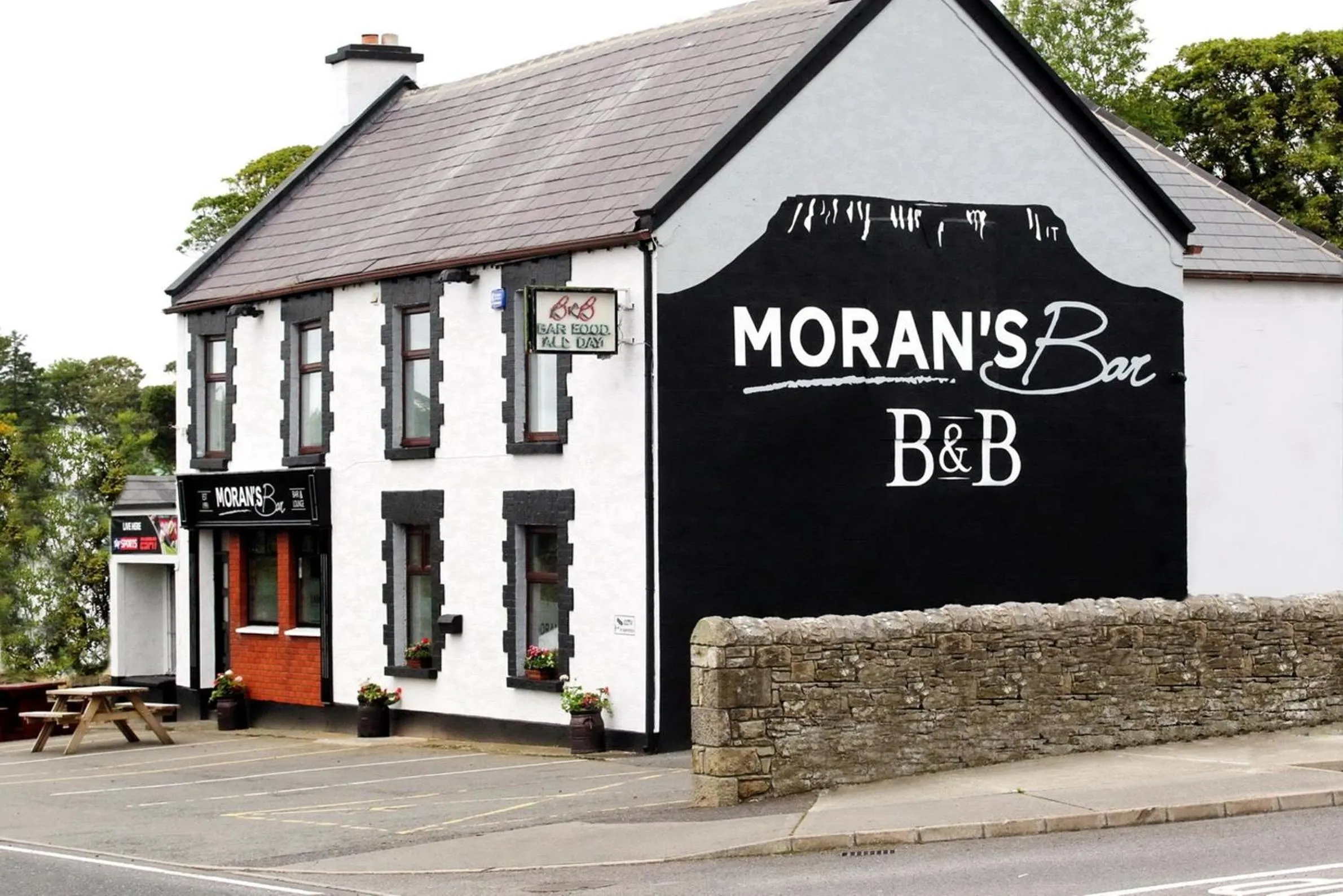 Facade/entrance in Moran's Bar & B&B