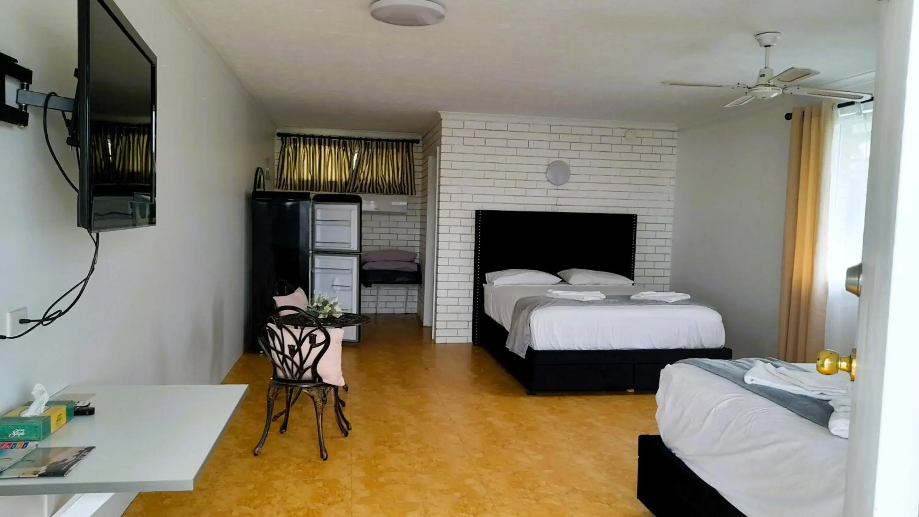 Family Room with Balcony in The Queenslander Motel Family Room with Balcony in The Queenslander Motel