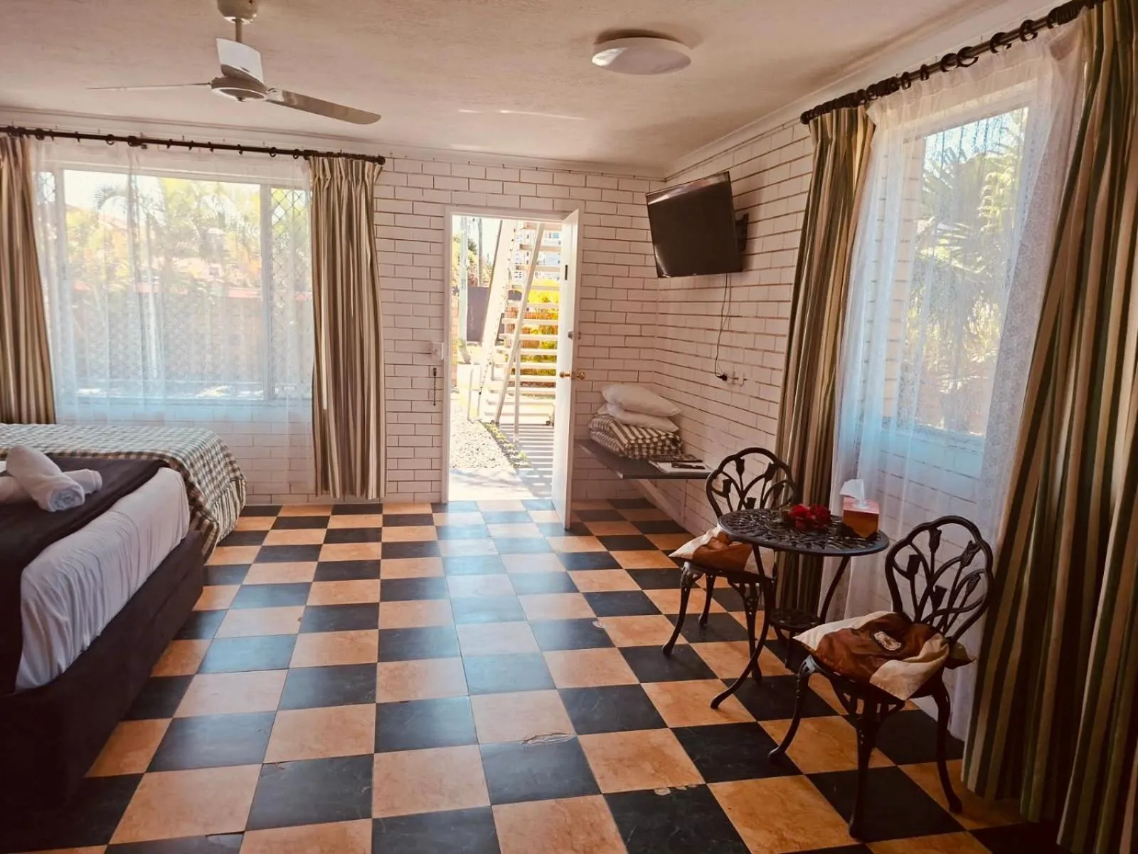 Bed in The Queenslander Motel