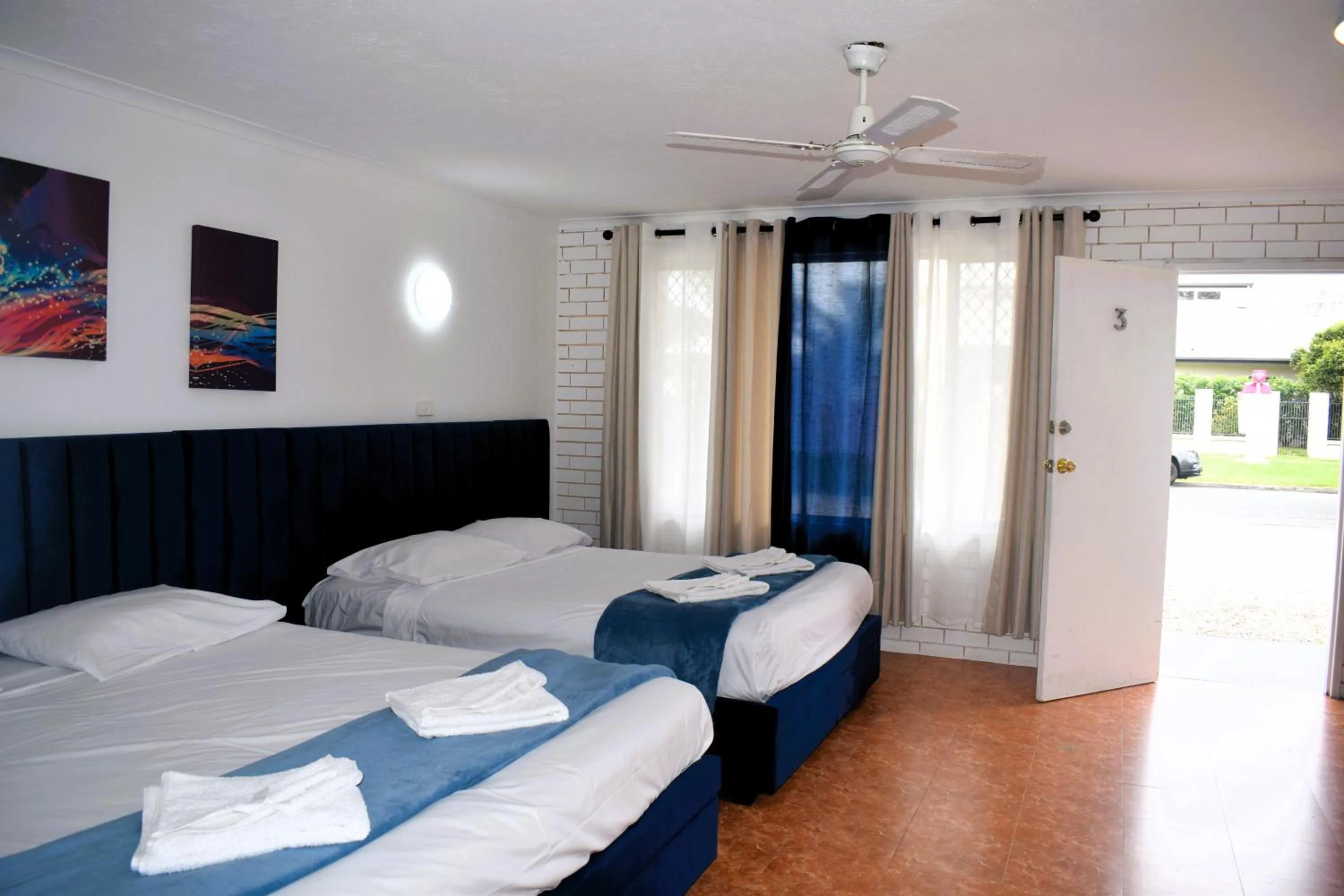 Bed in The Queenslander Motel