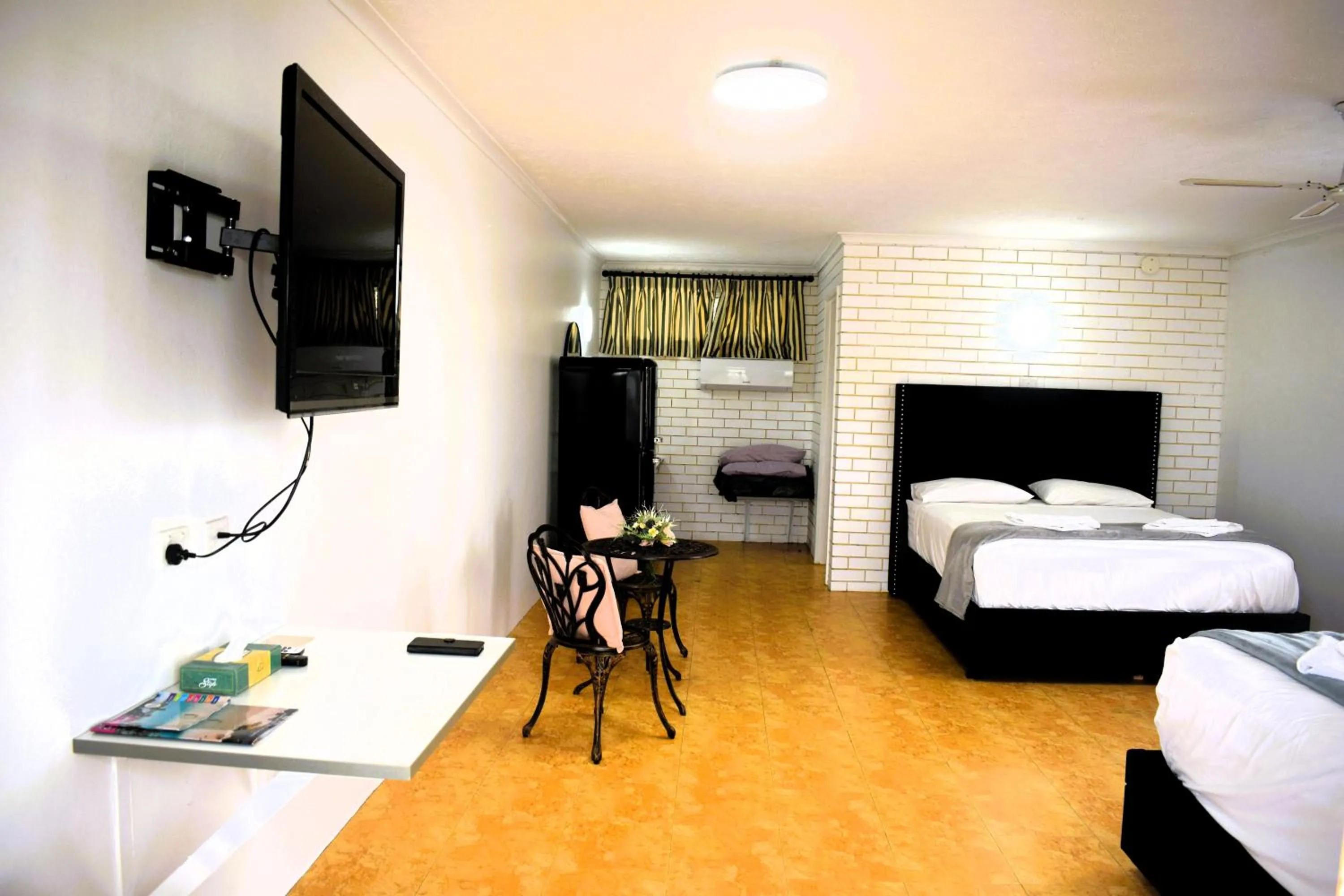 Bed in The Queenslander Motel